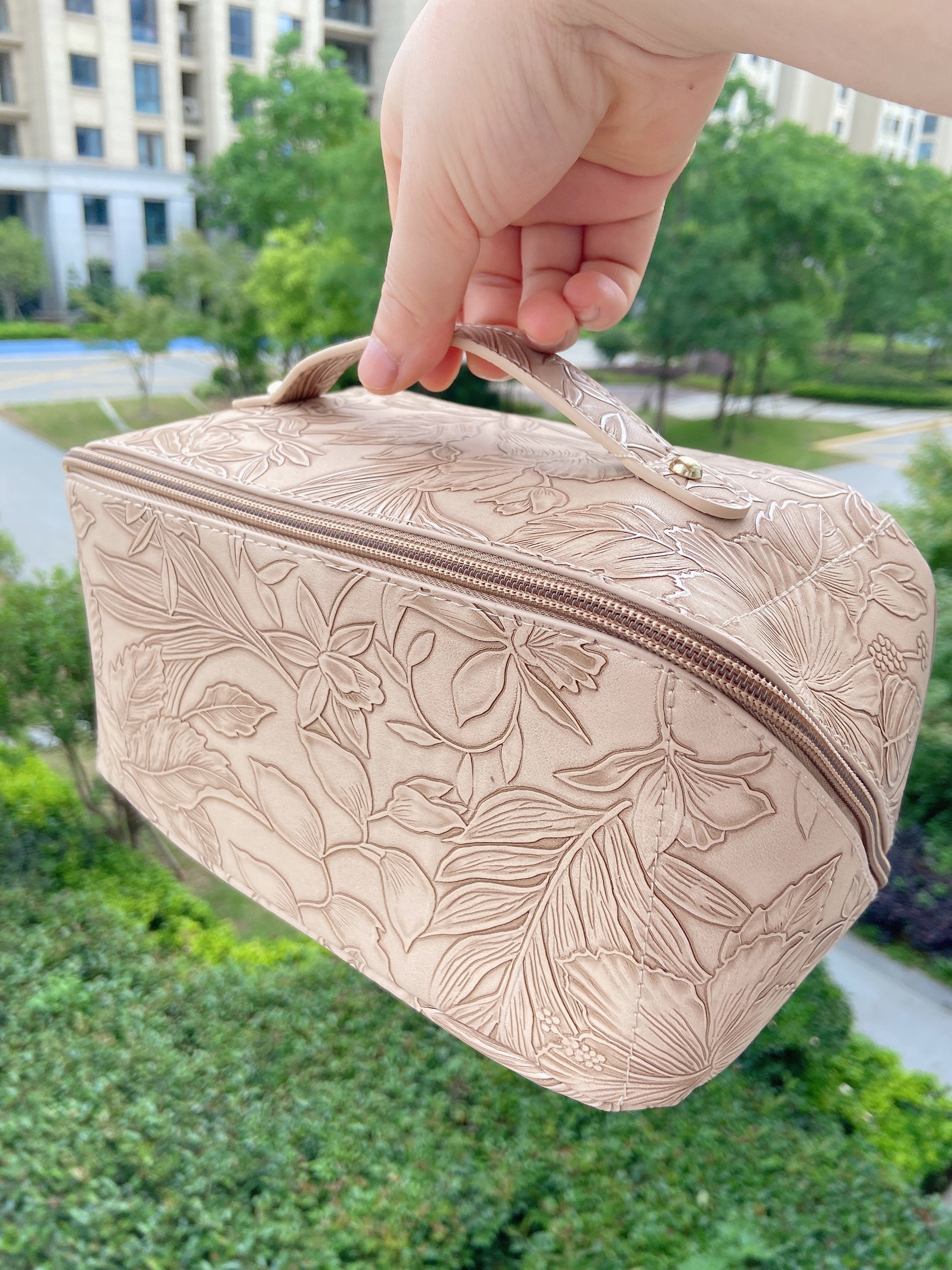 Large Capacity Vegan Leather Cosmetic Makeup Bag Everything Toiletry Bag with Compartment Storage Cosmetic Organizer for Women