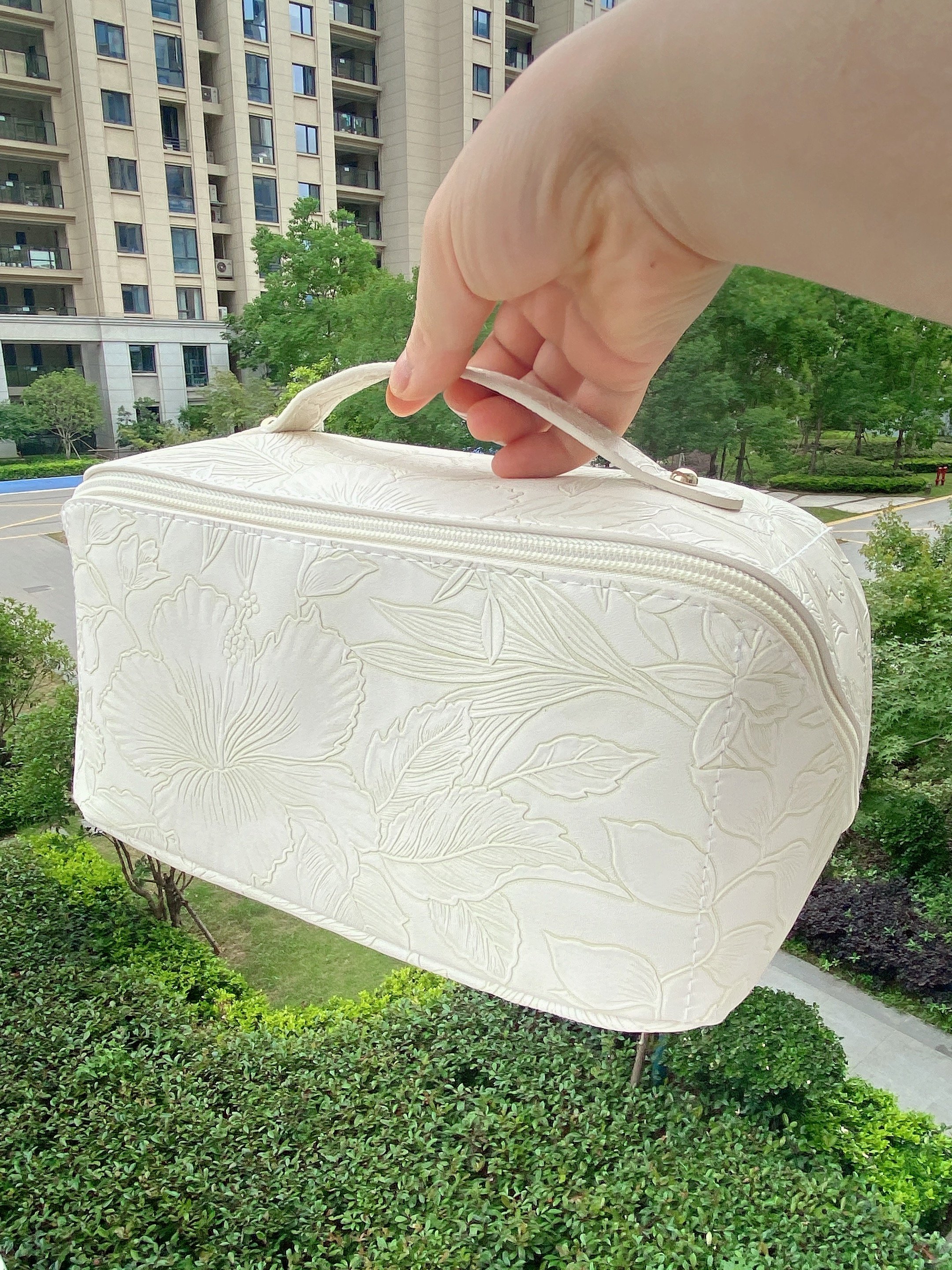 Large Capacity Vegan Leather Cosmetic Makeup Bag Everything Toiletry Bag with Compartment Storage Cosmetic Organizer for Women