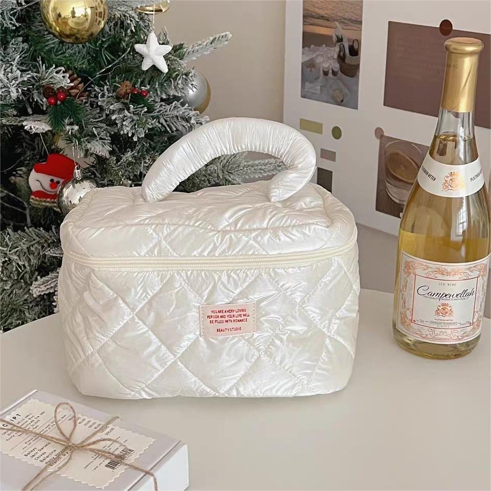 2024 Customized Large Capacity Travel Toiletry Kit Fashionable Cosmetic Organizer Makeup Bag with Zipper Closure