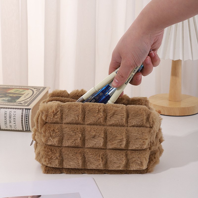 Wholesale Vintage Solid Color Soft Plush Cosmetic Pouch Fur Student Travel Portable Stationery Pencil Storage Quilted Handbag