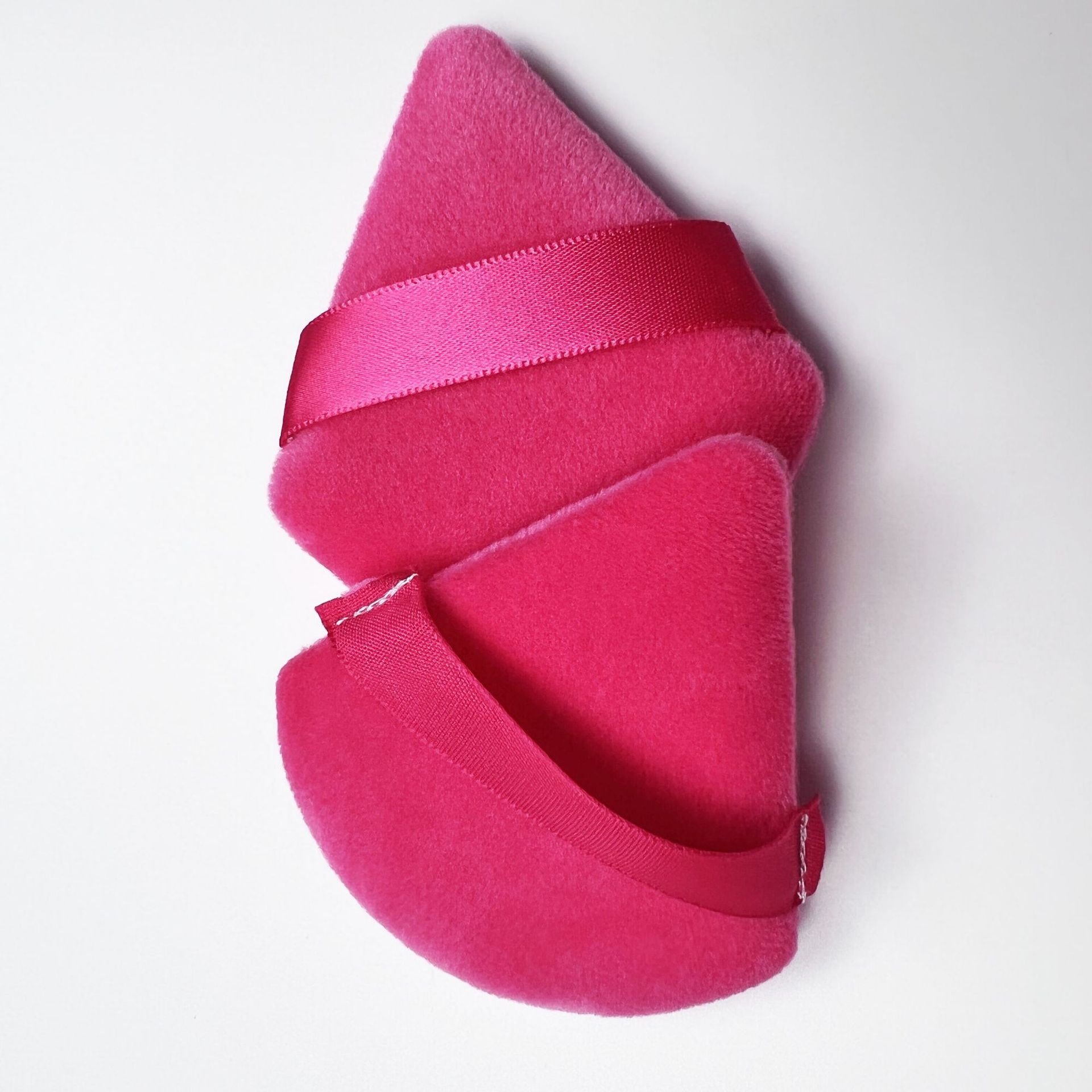 Wholesale Super Soft Velour Triangle Powder Puff Custom Logo Label Makeup Puffs Velvet Face Cosmetic Puff for Women