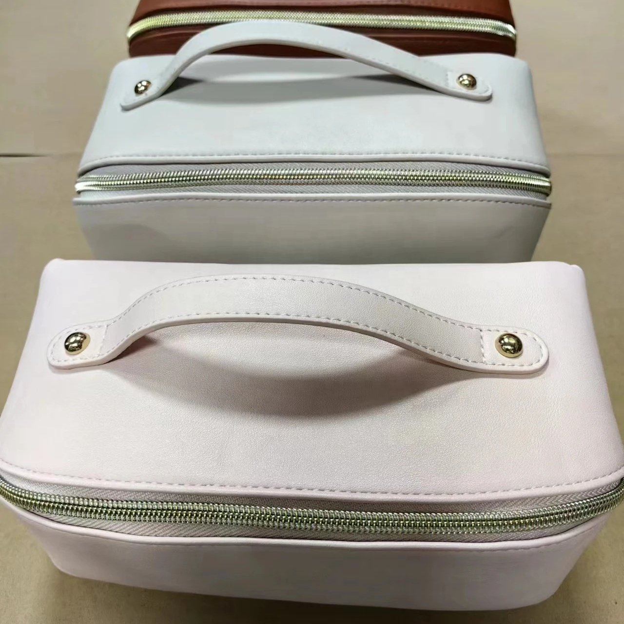 High Quality PU Leather Makeup Bag Waterproof Portable Cosmetic Bag Toiletry Bag for Skincare Cosmetics With Handle and Divider
