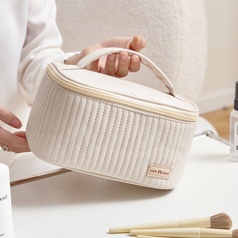 Luxury PU Leather Quilting Makeup Organizer with Zipper Large Capacity A Cosmetic and Toiletry Bag Suitable for Women's Travel
