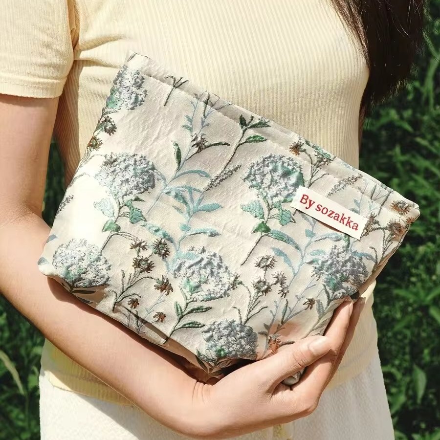 Large Capacity Portable Exquisite Embossed Flower Pattern Zipper Cosmetic Bag Travel Essentials Cruise Dorm Essentials