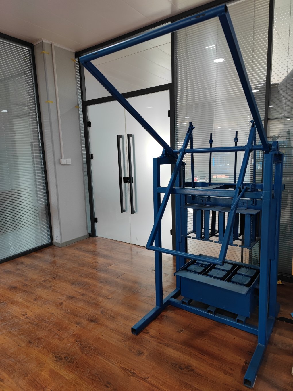 High Quality And Convenient Small Engineering Equipment Cement Brick Making Machine Movable