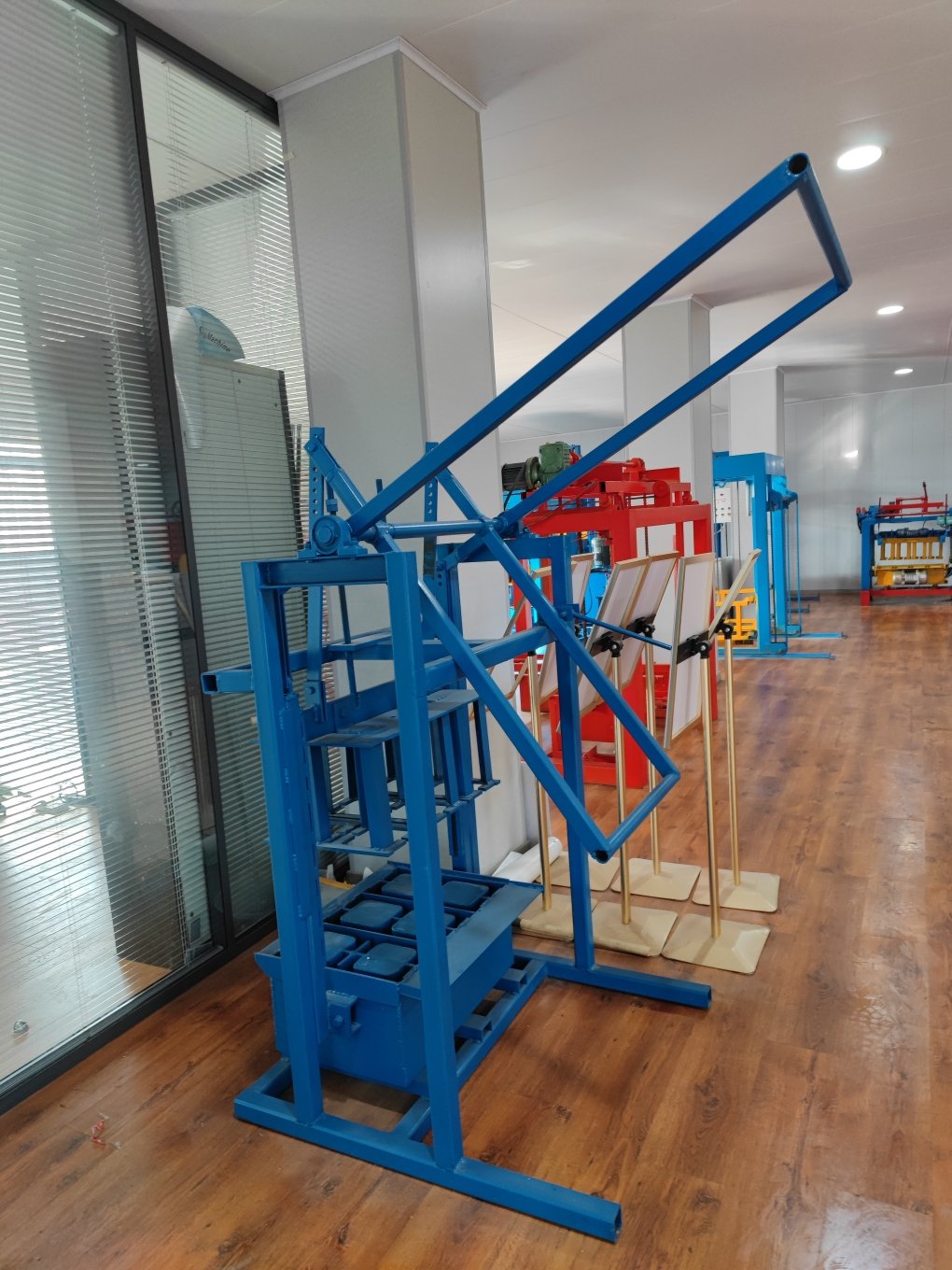 High Quality And Convenient Small Engineering Equipment Cement Brick Making Machine Movable