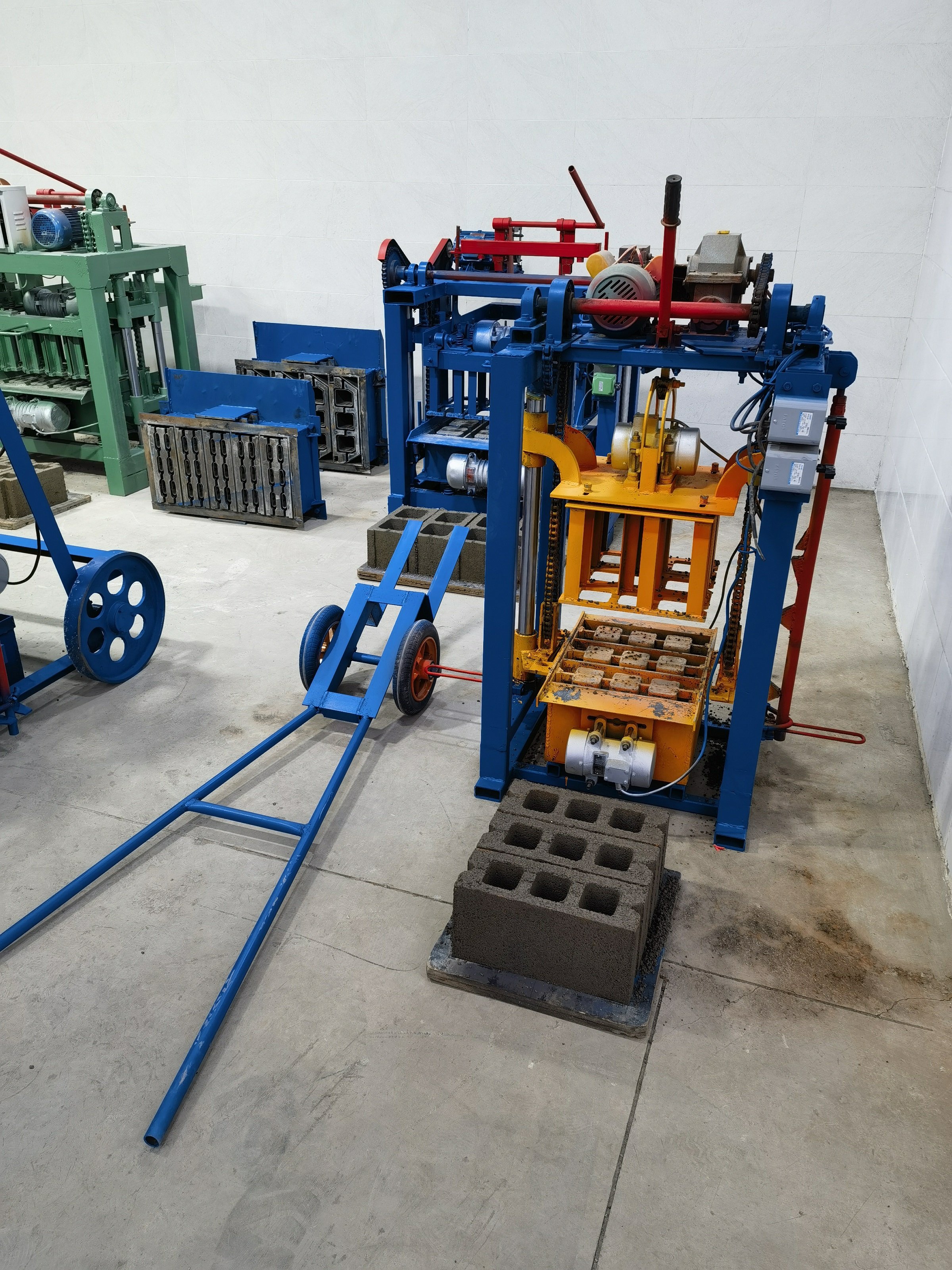 Export to Myanmar KM2-40 Small Cement Brick Making Machine Produce 400-150-200mm Solid Brick Concrete Block Brick Making Machine