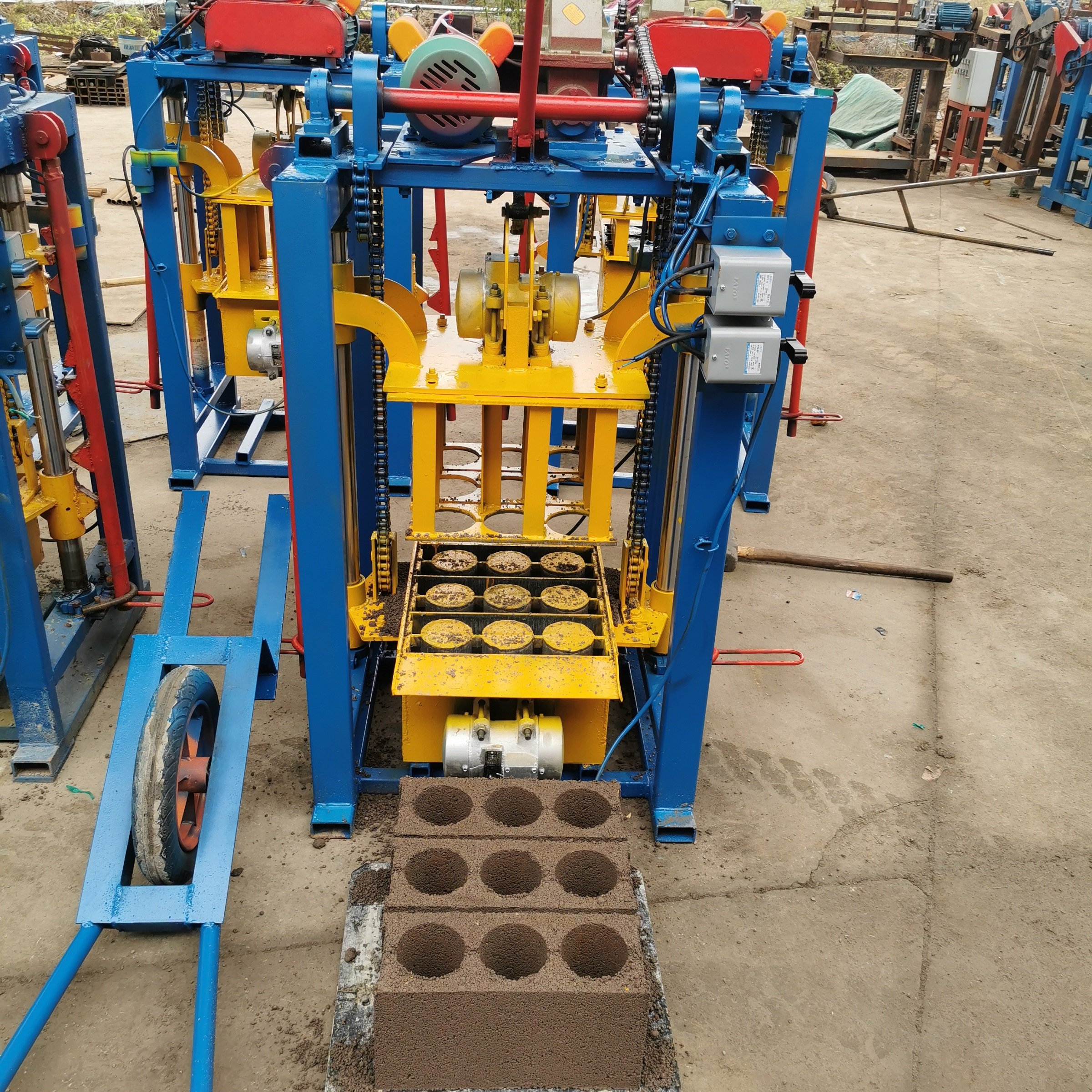 Export to Myanmar KM2-40 Small Cement Brick Making Machine Produce 400-150-200mm Solid Brick Concrete Block Brick Making Machine