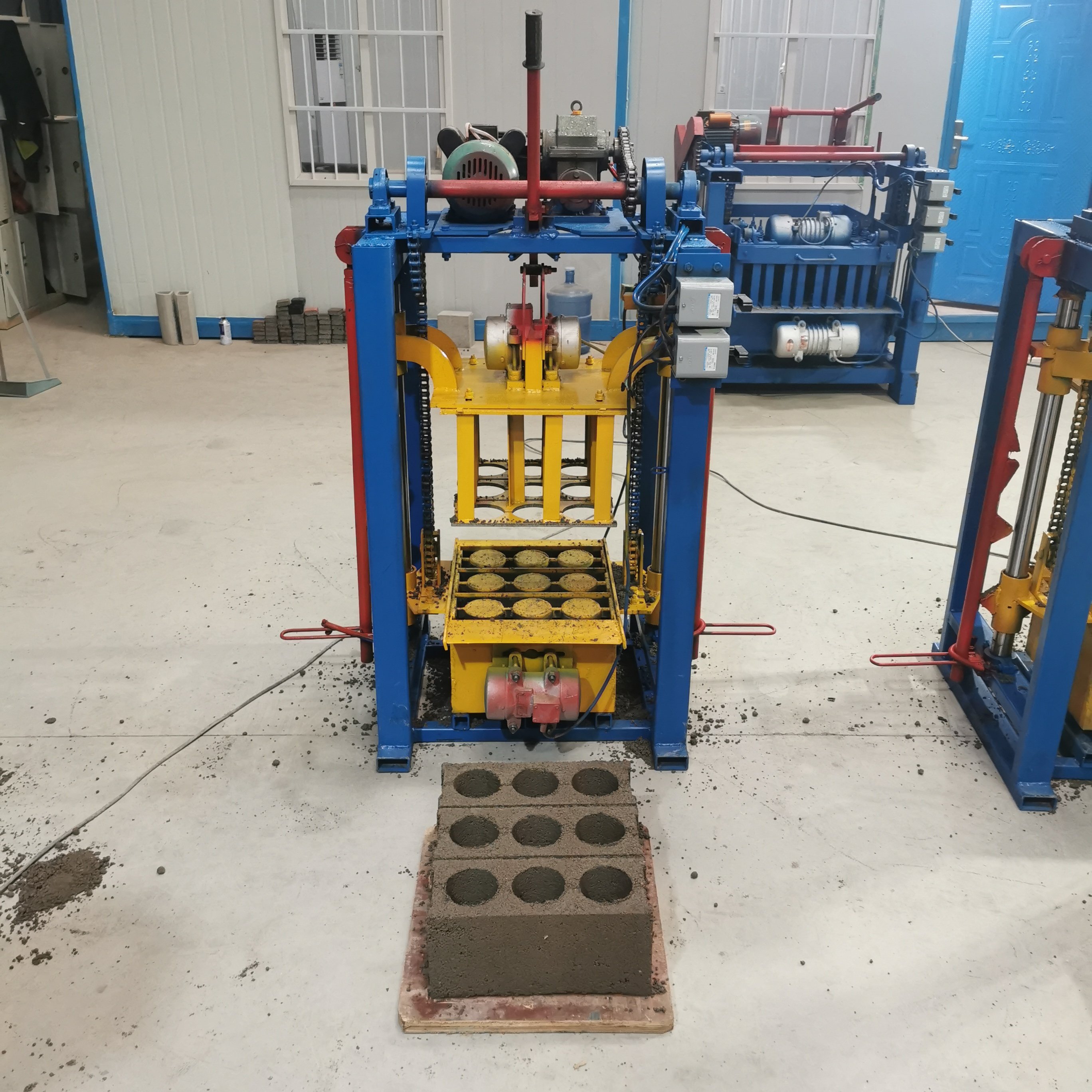 Export to Myanmar KM2-40 Small Cement Brick Making Machine Produce 400-150-200mm Solid Brick Concrete Block Brick Making Machine
