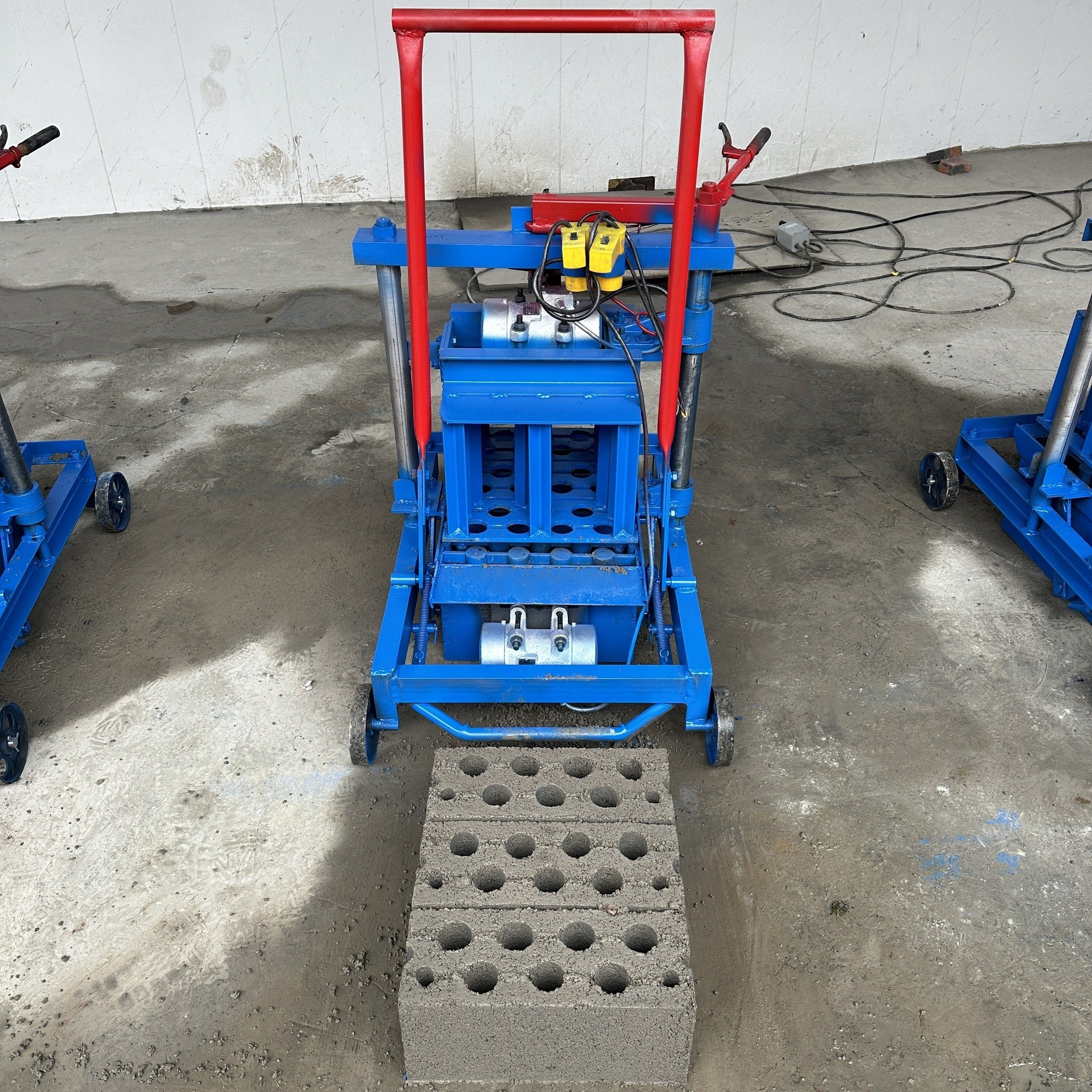 Small Portable Mobile Brick Laying Machinery Egg-laying Block Machine for Making Various Concrete Blocks