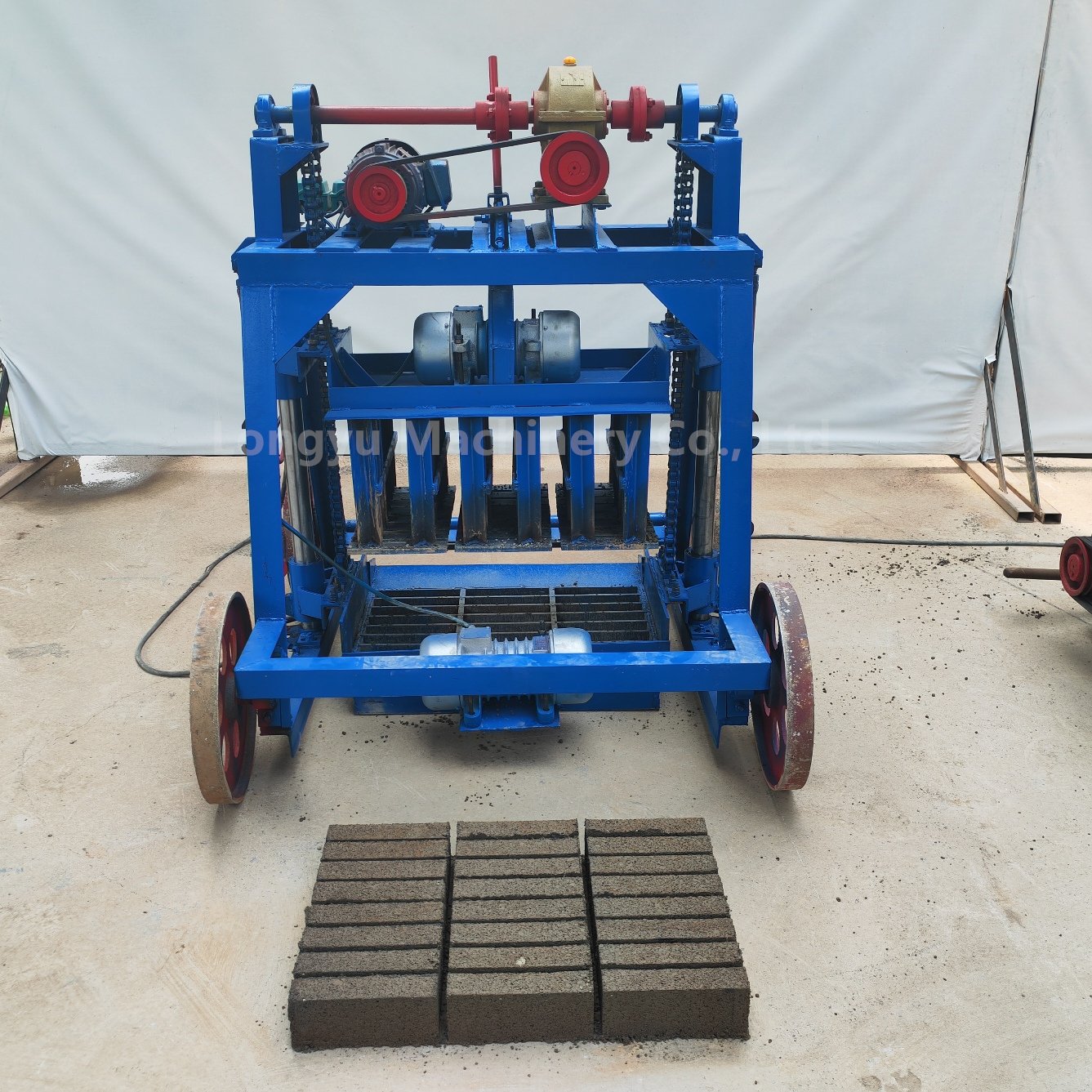 New type of brick making machinery mortar cement block brick making machine large wheel mobile hollow brick machine