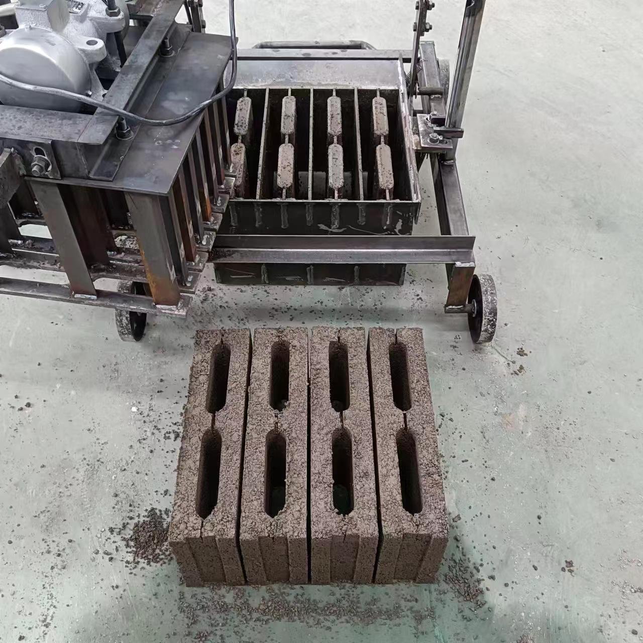 Australian manual small vibration hollow cement block concrete brick making machine