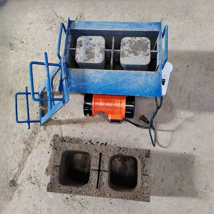 Small household manual mobile egg-beating cement hollow solid paving brick making machine