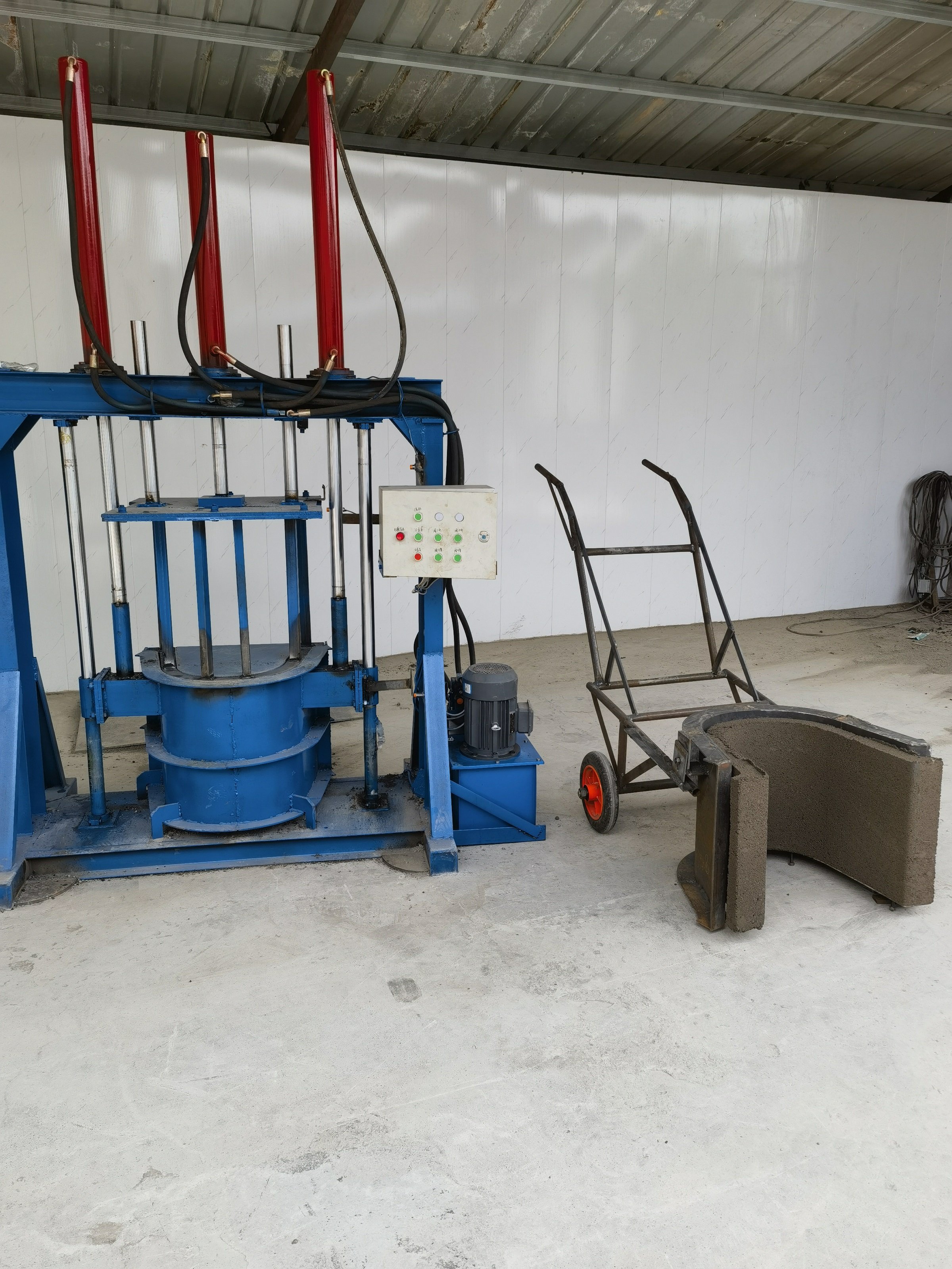 Customized Hydraulic Precast Concrete U-Shaped Irrigation Canal Forming Machine Producing Opening 480mm