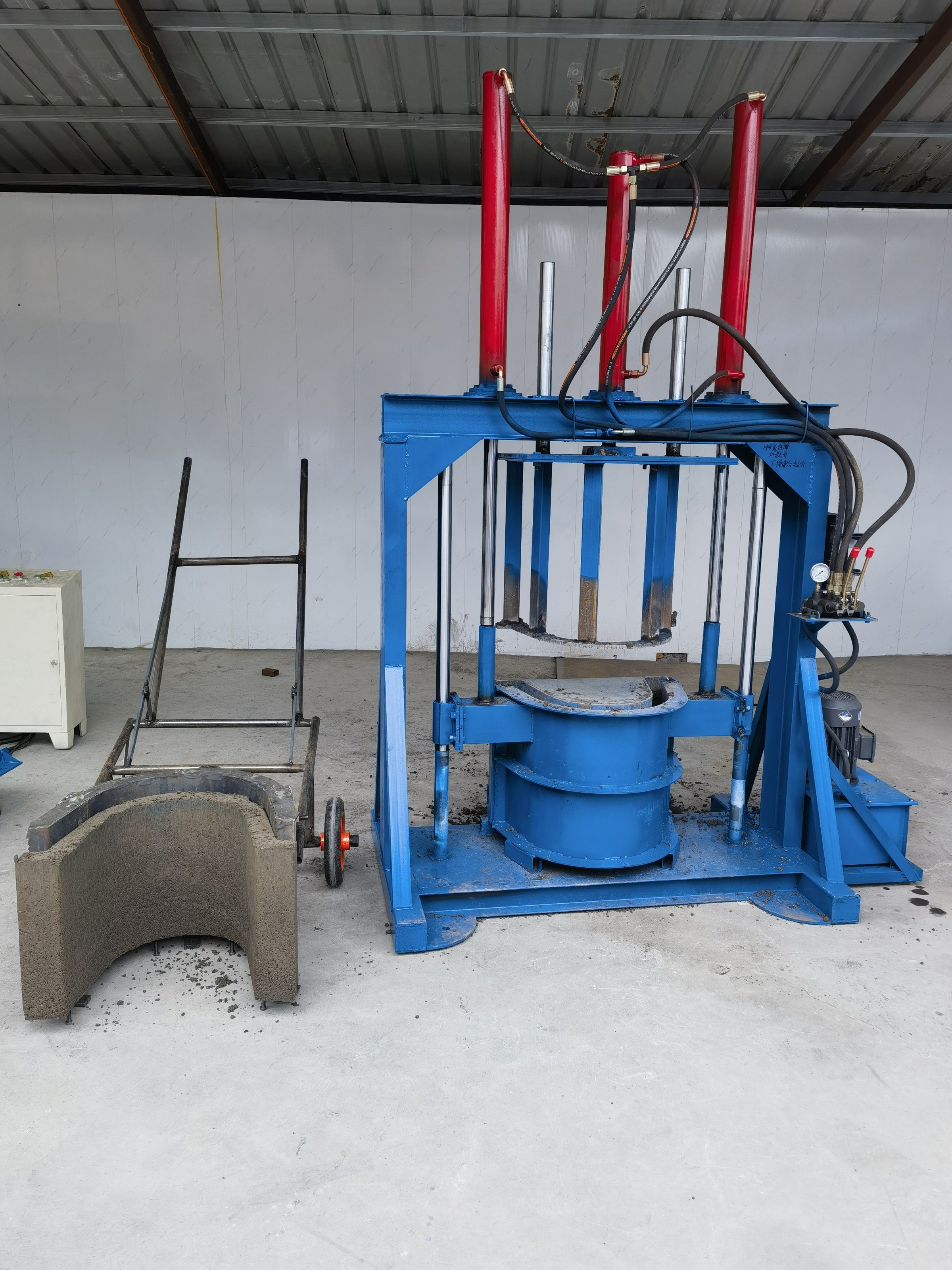 Customized Hydraulic Precast Concrete U-Shaped Irrigation Canal Forming Machine Producing Opening 480mm