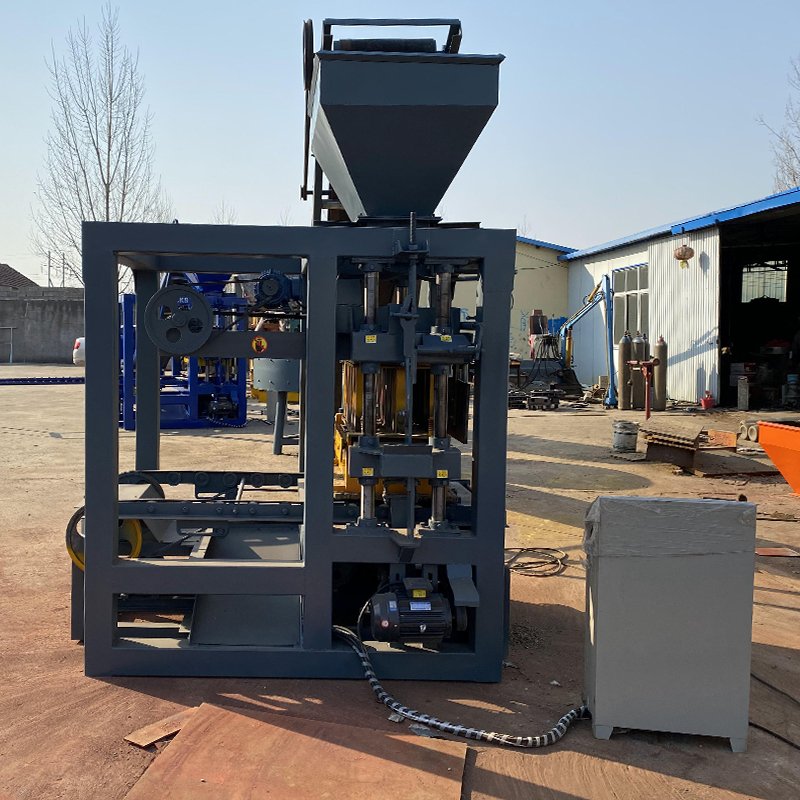BLOCKTECH With material and 1 set mould free QT4-24 brick making machinery