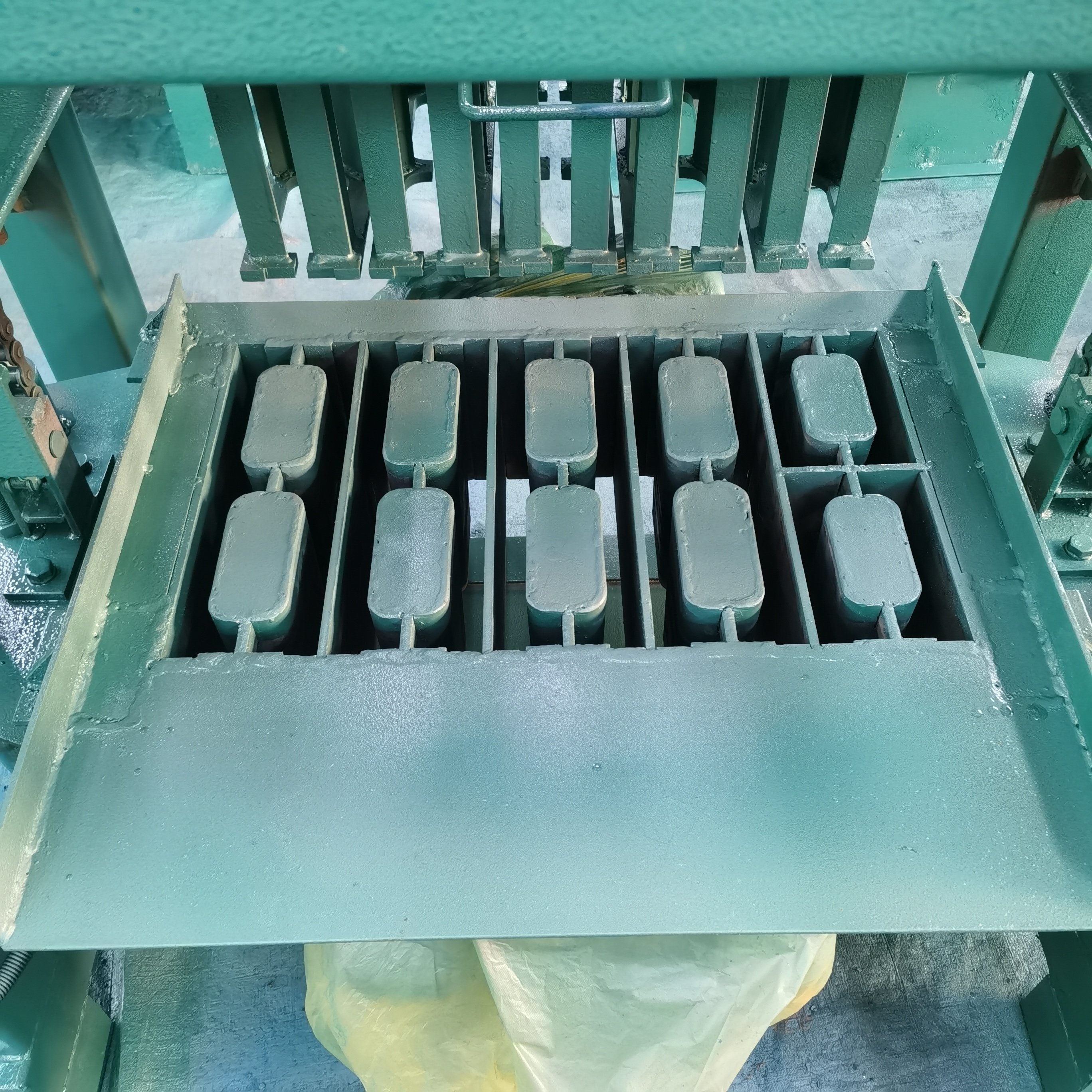 New Condition Automatic Concrete Block & Manual Brick Making Machine Semi-Automatic Sales