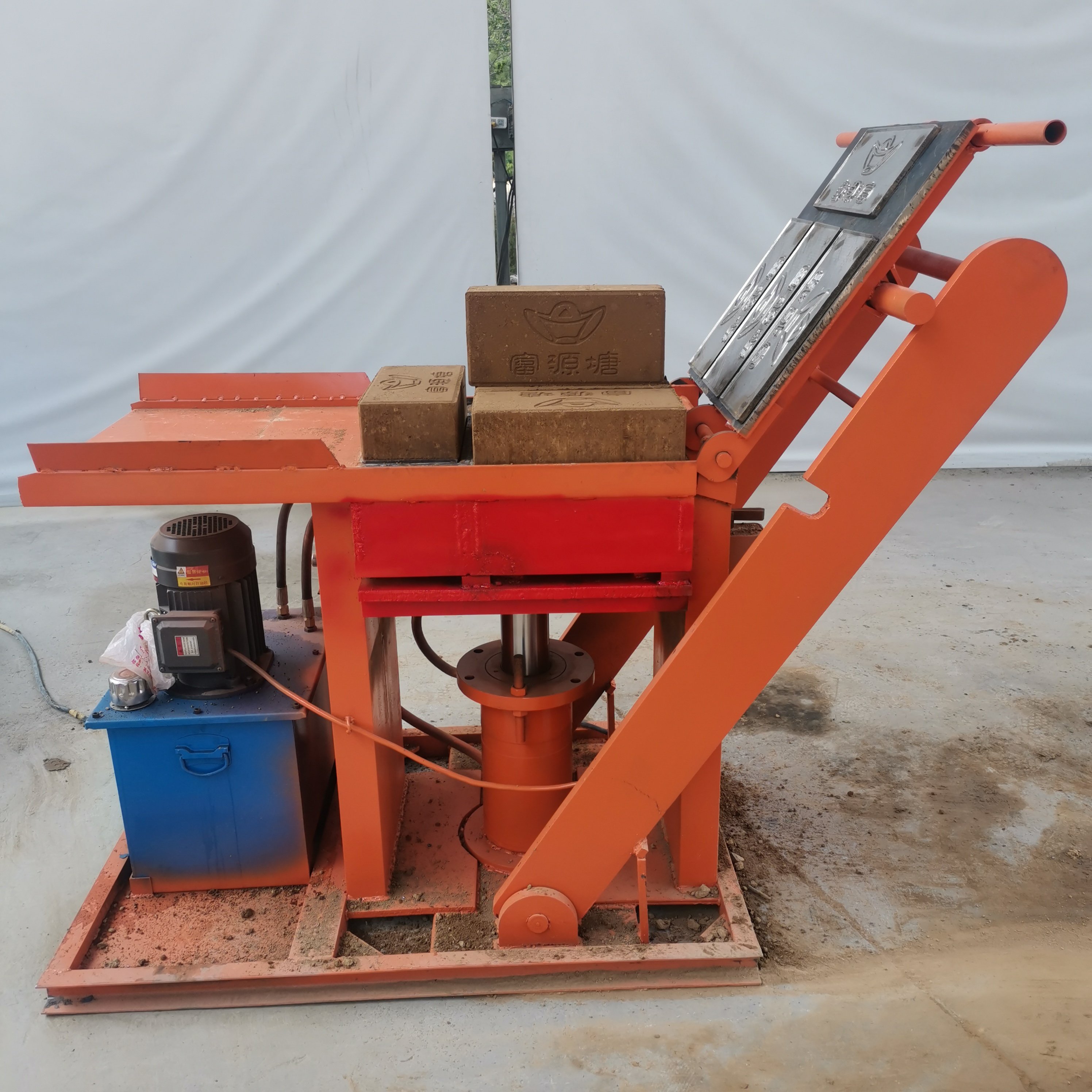 Kenya Easy Multifunctional Interlocking Building Blocks Clay Brick Making Machine Hydraulic Brick Making Machine