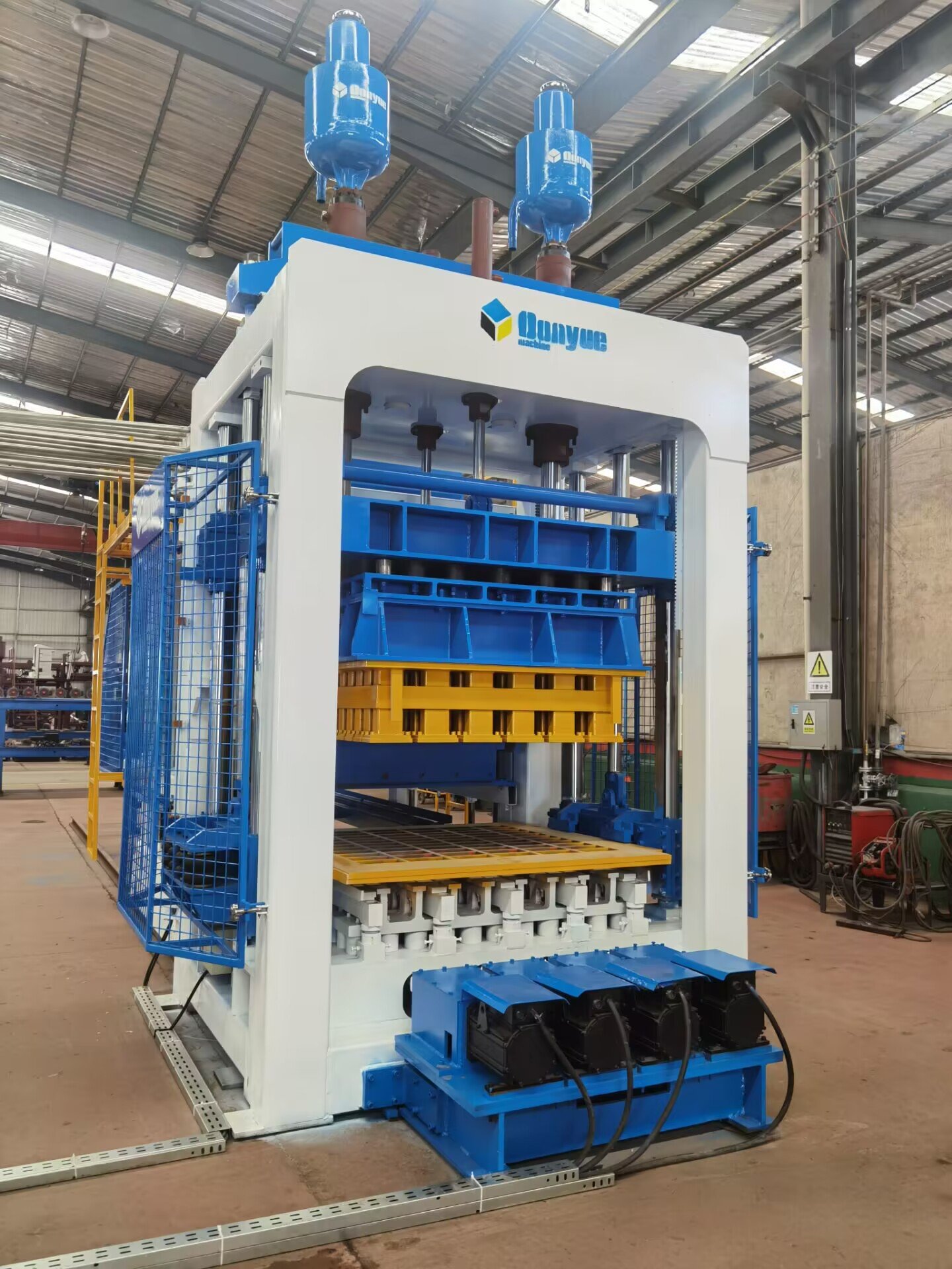 large capacity hollow block machine for sale hydraulic brick making machine cement interlocking paver block machine qt1815