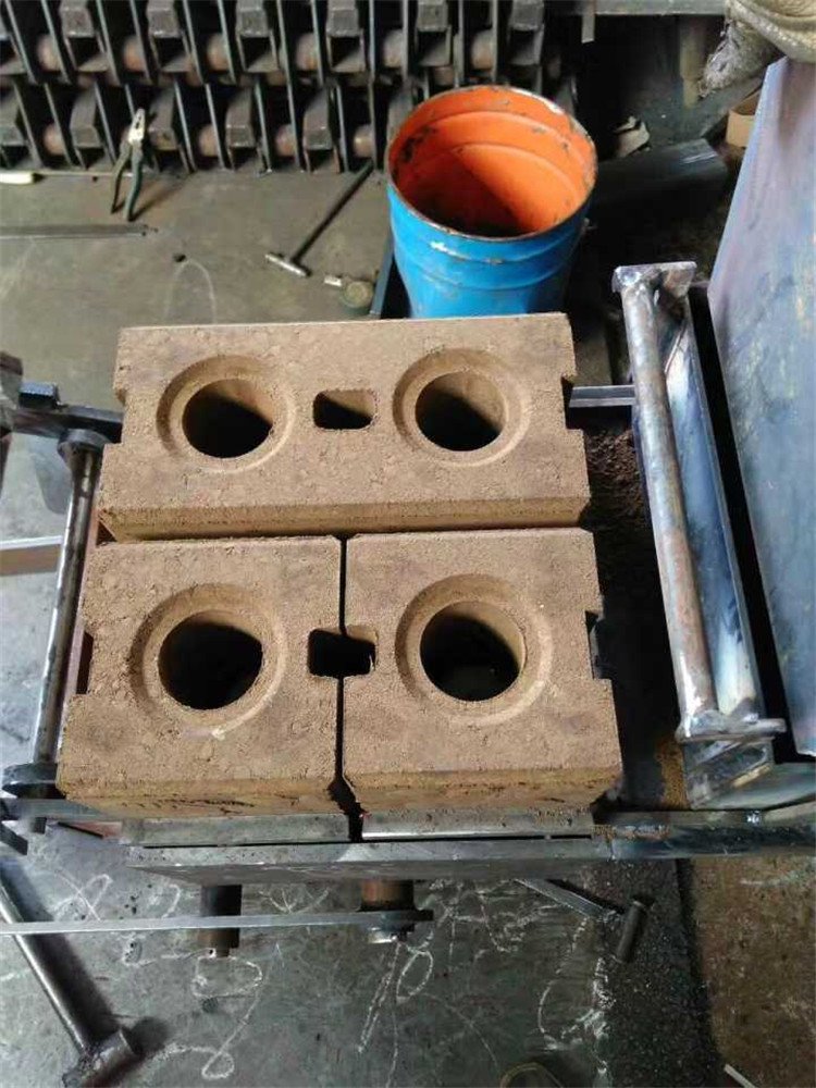 Factory Little Brick Machinery In Low Price Manual Concrete Pavers Bricks Blocks Making Machines QMR2-40