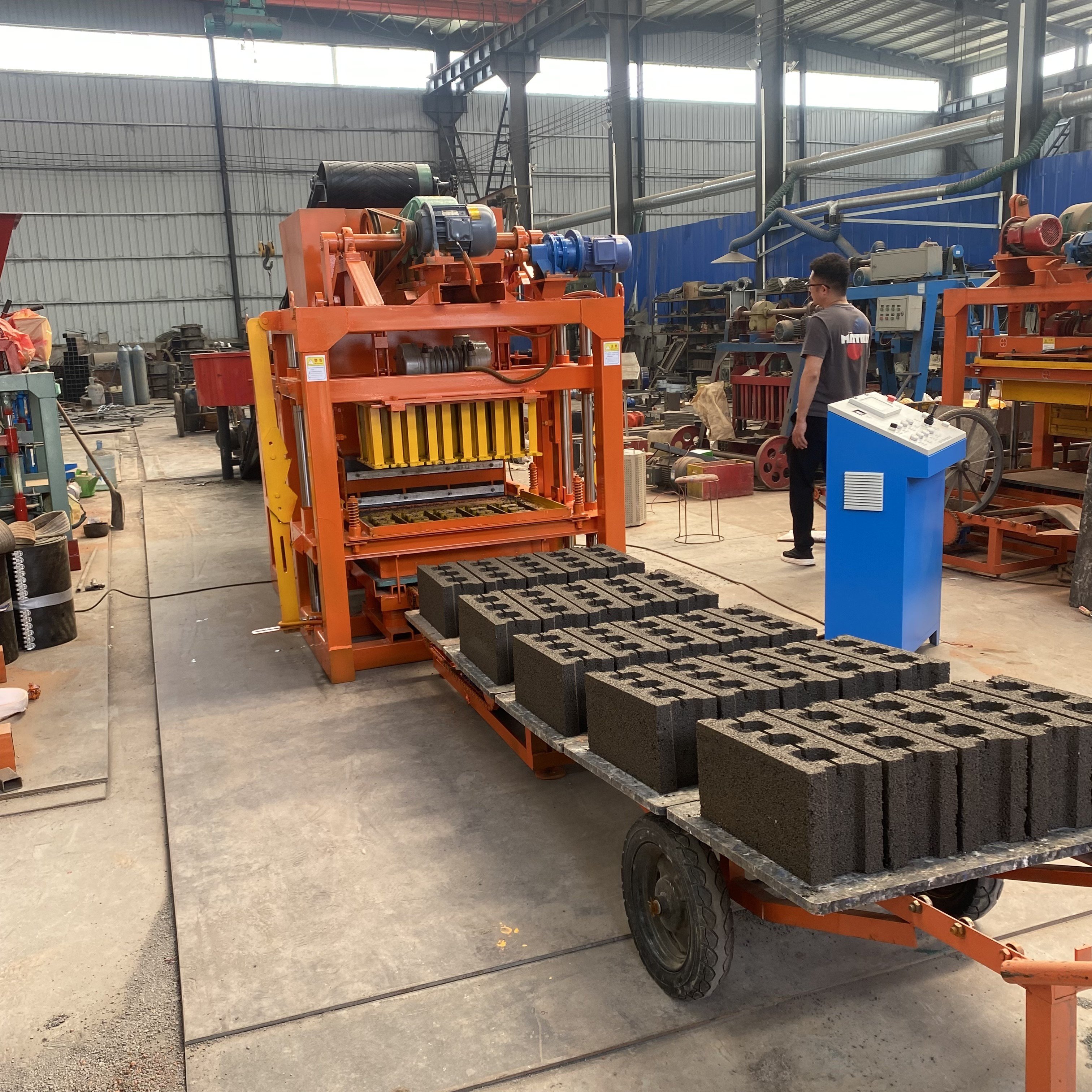 High Production Efficiency Fully Automatic 4-25D Cement Brick Making Machine Sturdy Wear-Resistant Easy Operate Engine Pump PLC