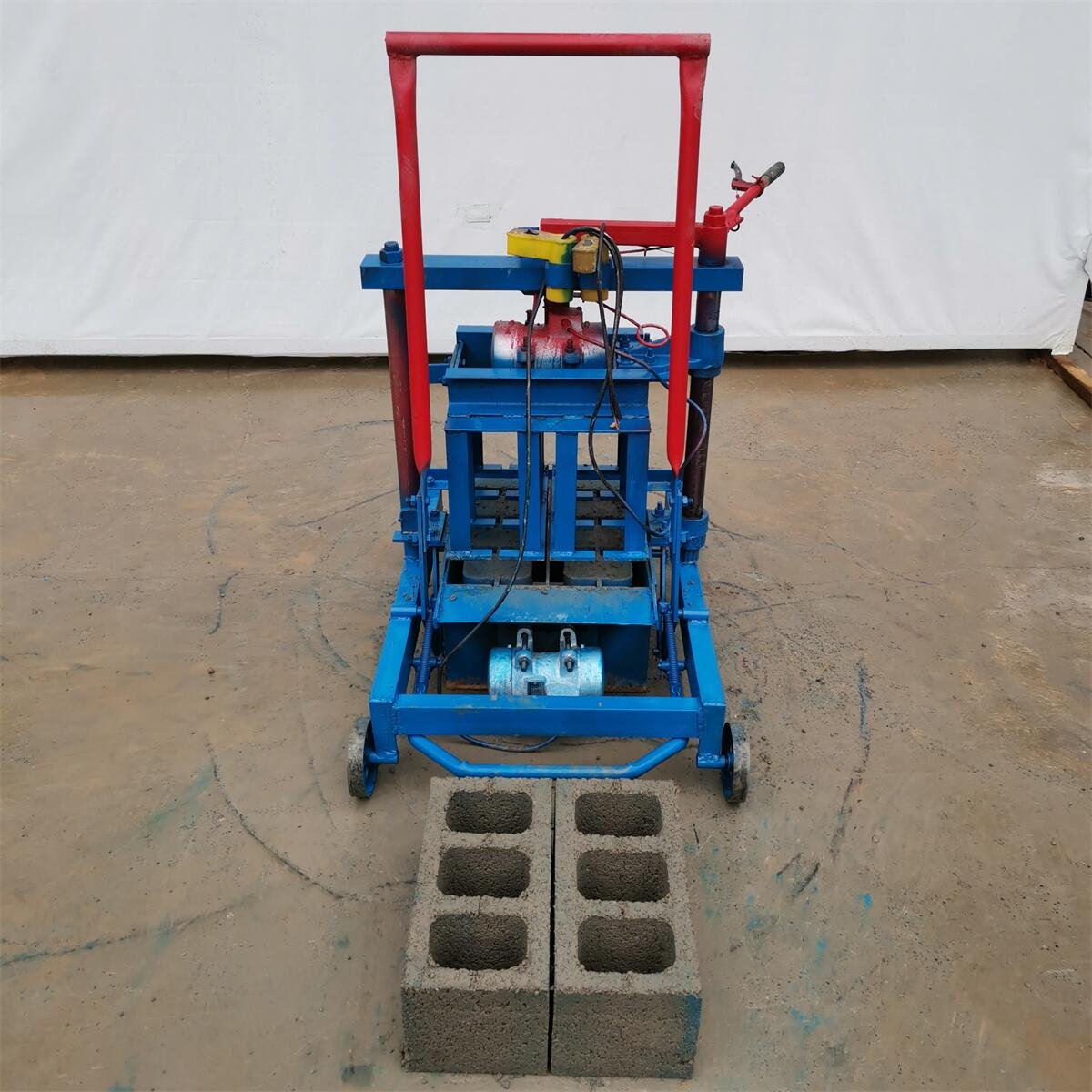 High quality Ivory Coast small mobile block machine. Semi-automatic hollow block moulding machine. Concrete Brick Making Machine