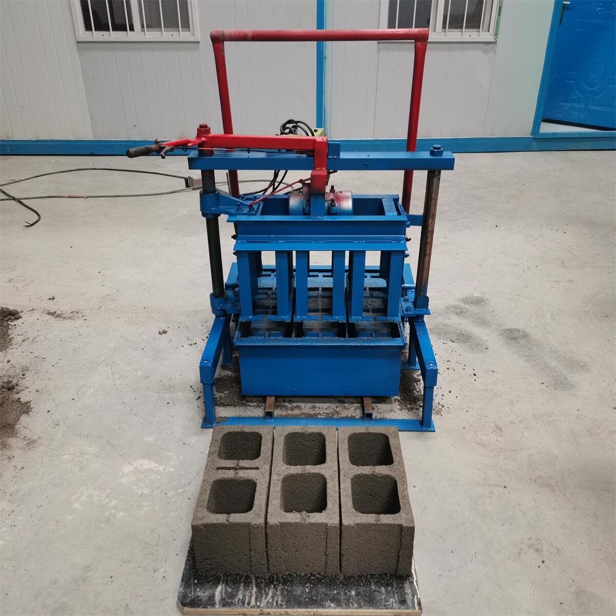 High quality Ivory Coast small mobile block machine. Semi-automatic hollow block moulding machine. Concrete Brick Making Machine