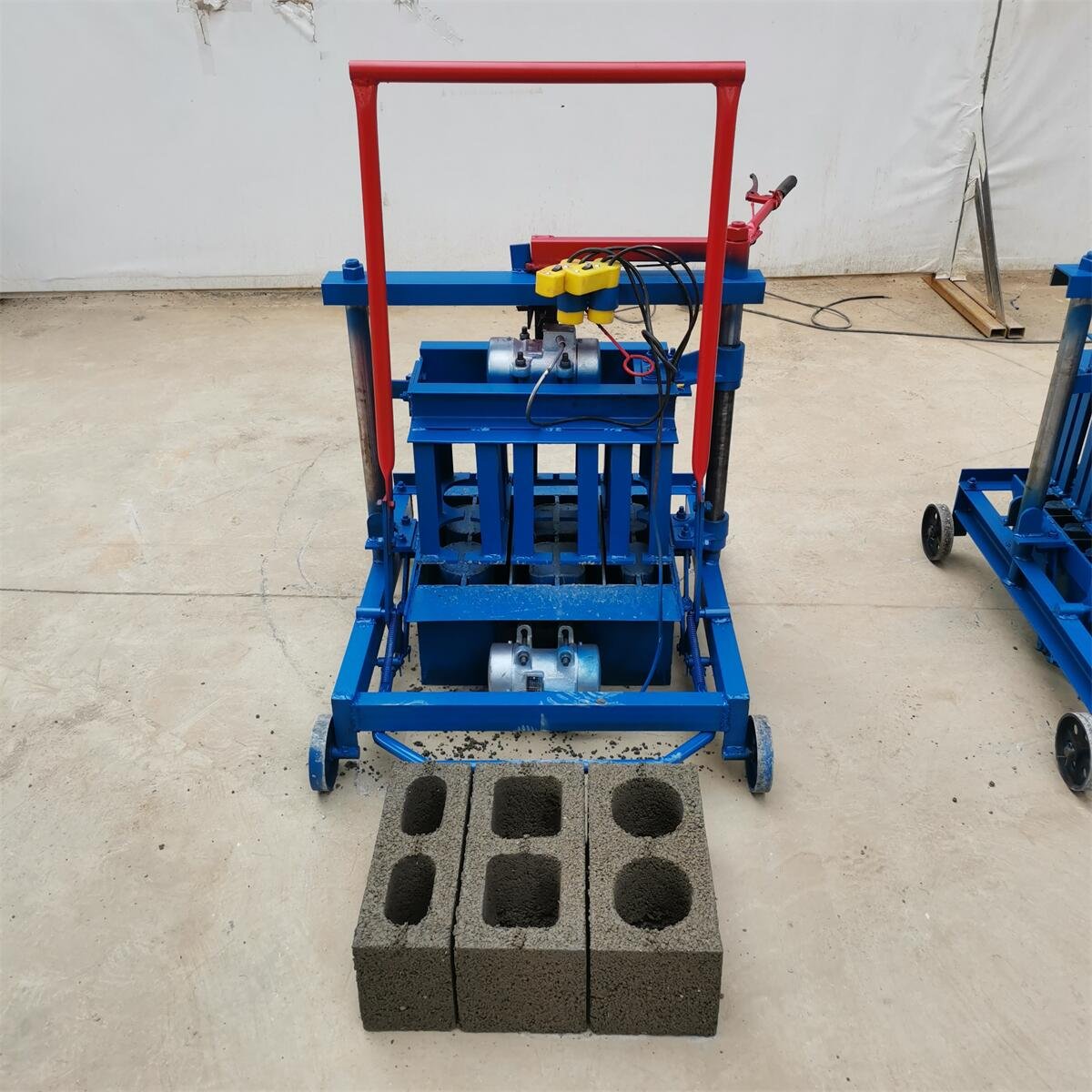 High quality Ivory Coast small mobile block machine. Semi-automatic hollow block moulding machine. Concrete Brick Making Machine