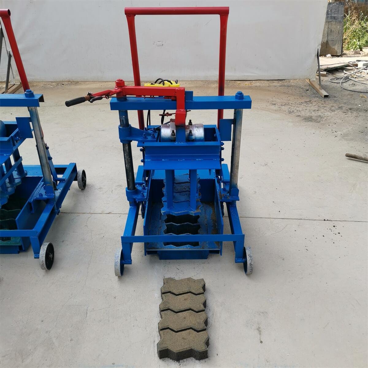 High quality Ivory Coast small mobile block machine. Semi-automatic hollow block moulding machine. Concrete Brick Making Machine