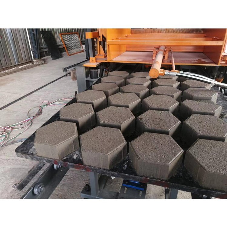 QT7-15 Hydraulic Pressure Cement Block Making Machine New Condition Brick Molding Machine for Construction for Sand Raw Material