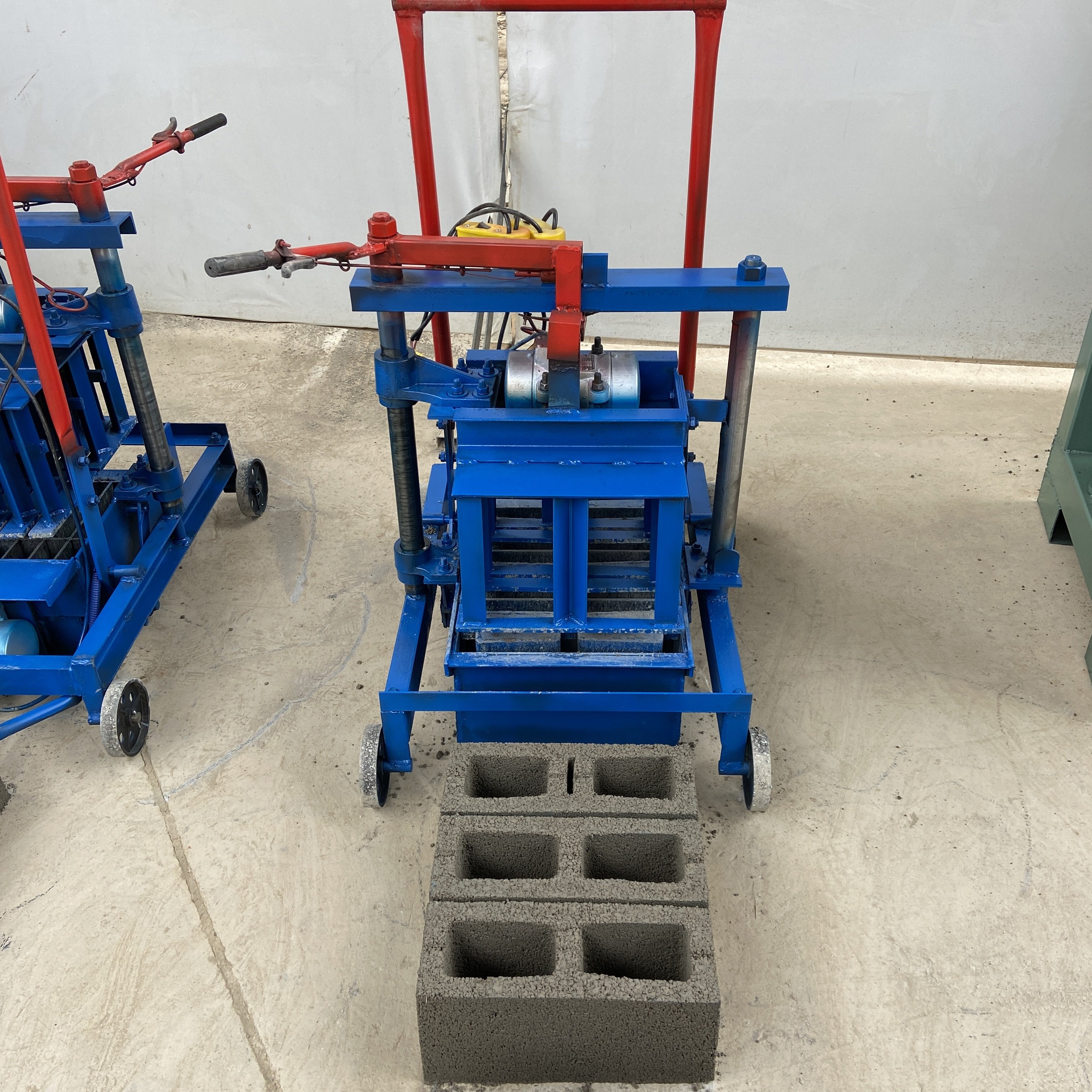 Small cement brick making machine paving bricks hollow block making machine