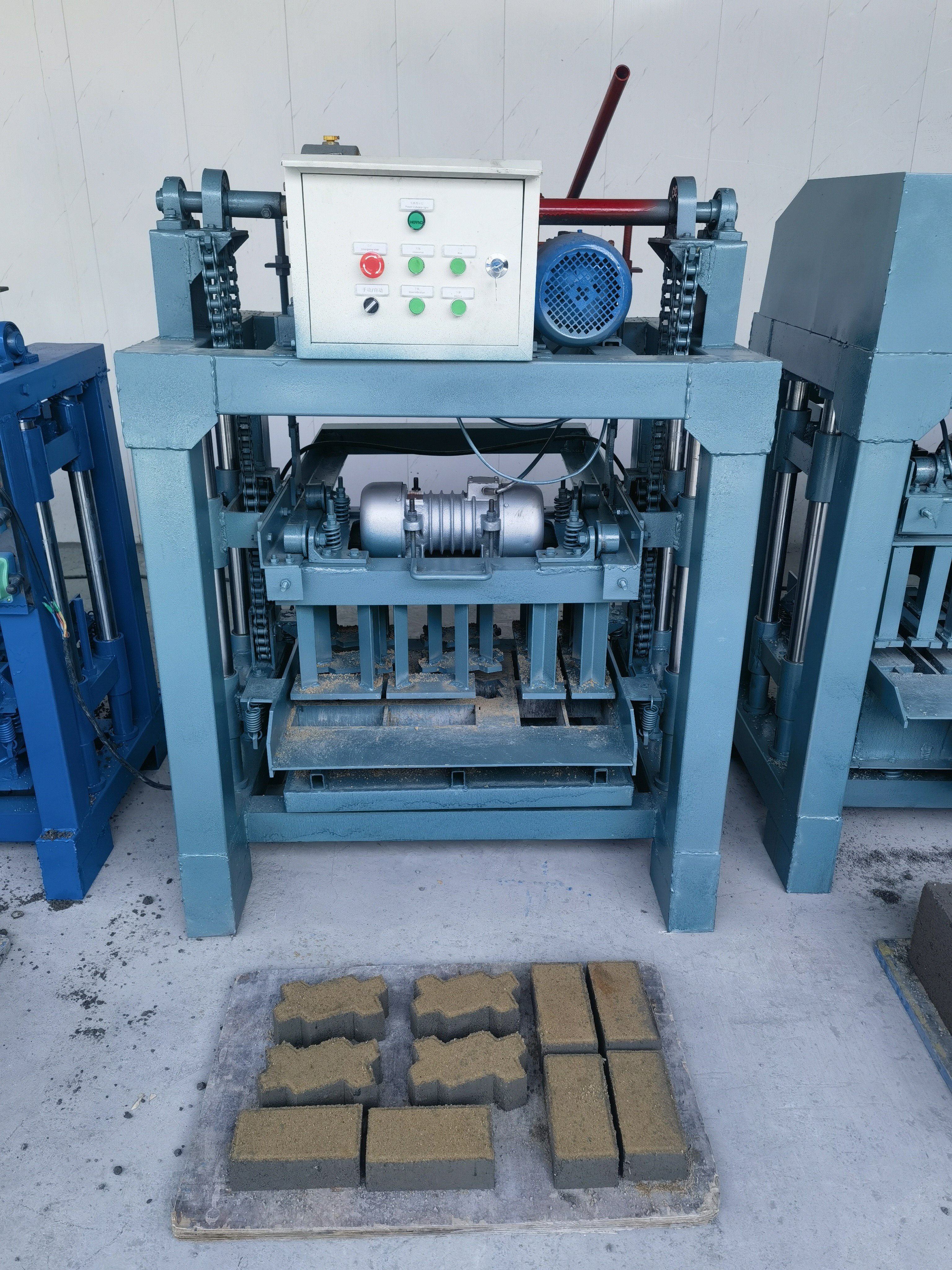 4-35 semi-automatic brick making machine,A block forming machine that can be equipped with multiple molds