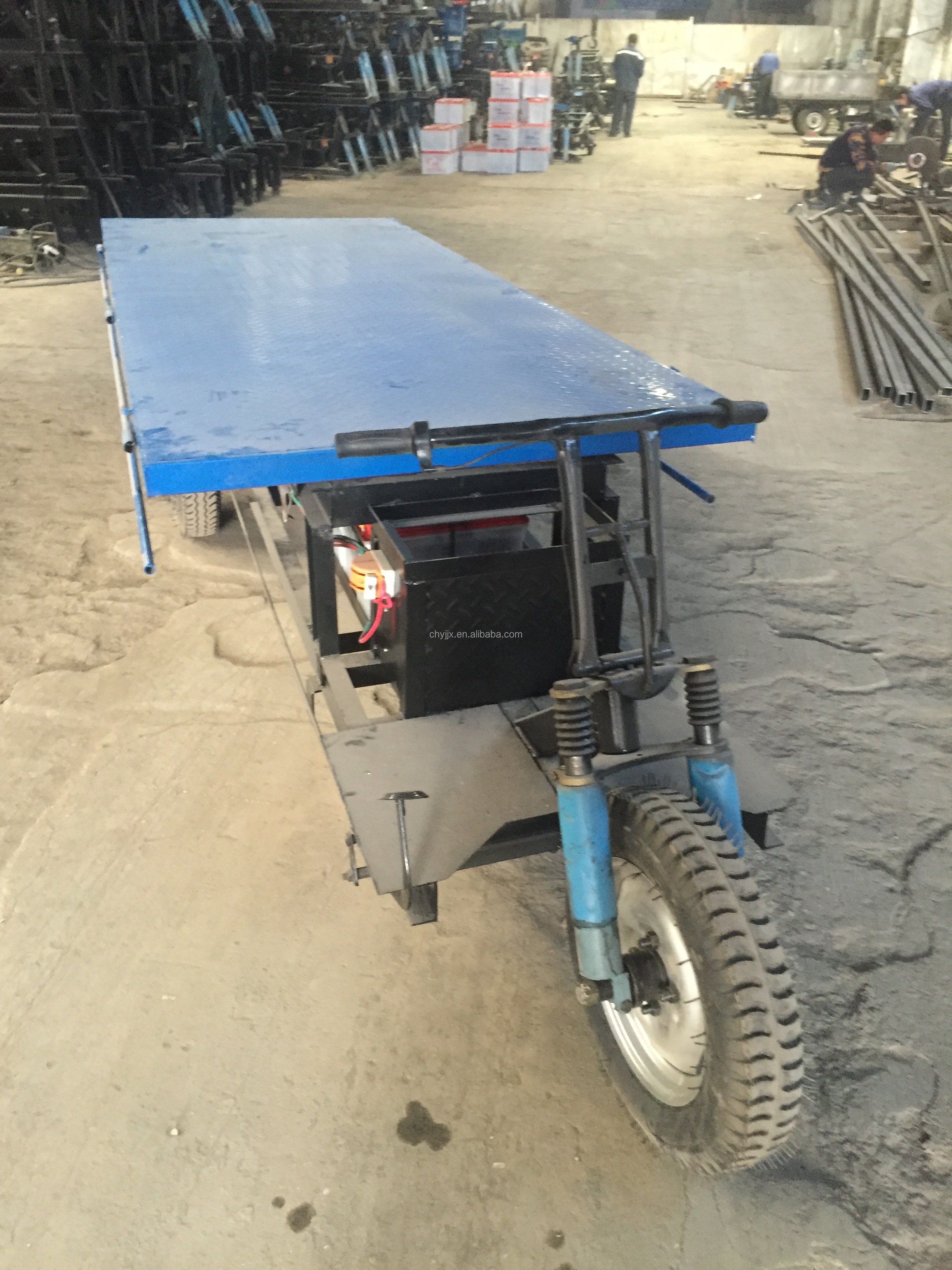 Electric three-wheel brick pulling car for brick making machine