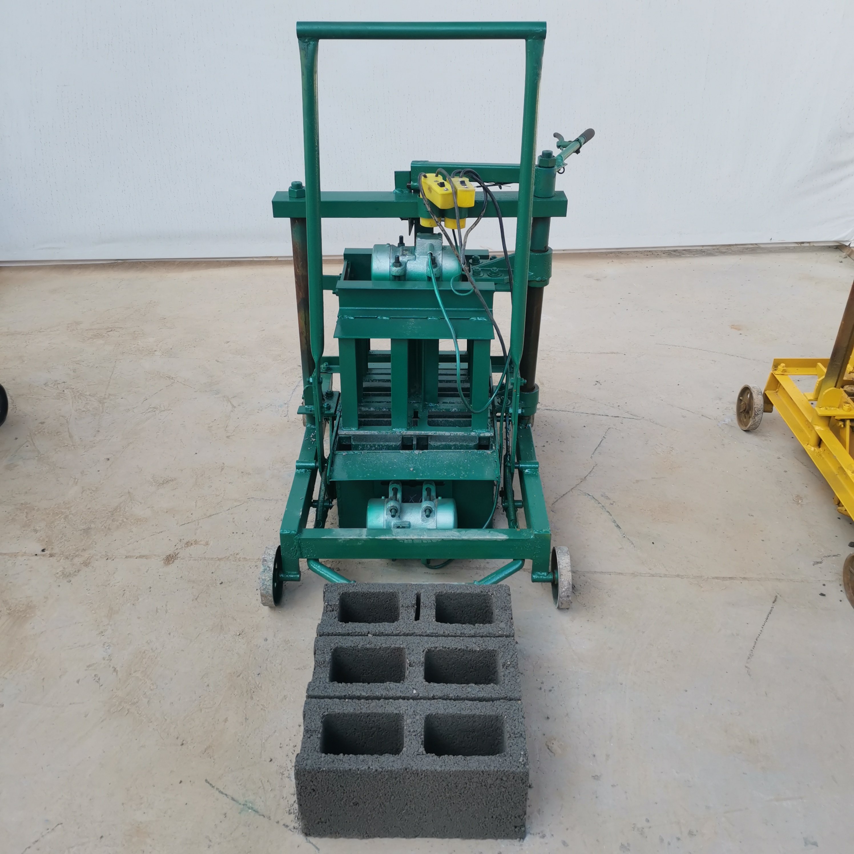 High quality American concrete block machine. Semi-automatic hollow block machine. No-burn cement block making machine