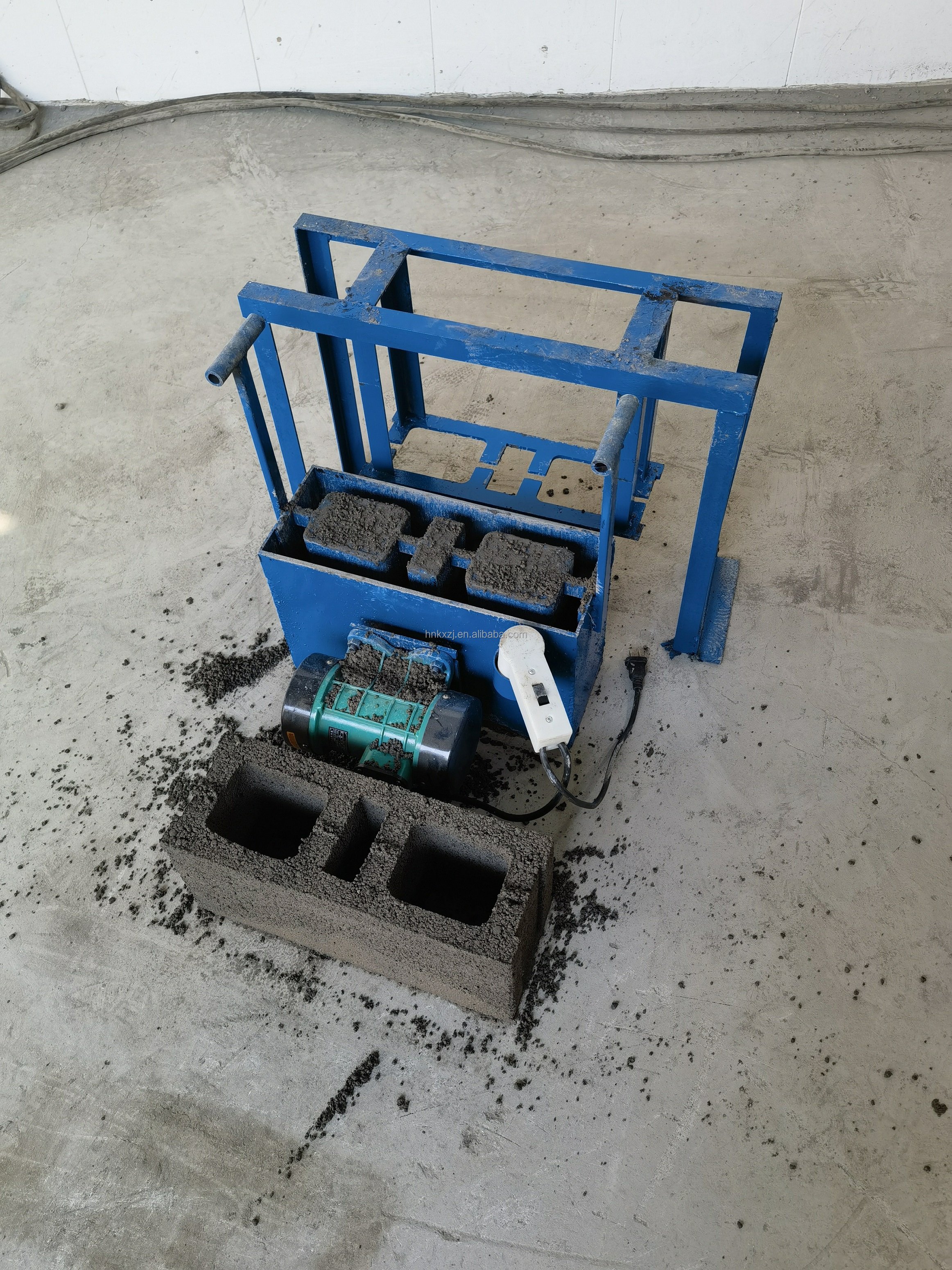 Hot selling electric free handmade brick making machine in Tanzania, a labor-saving cement block forming machine