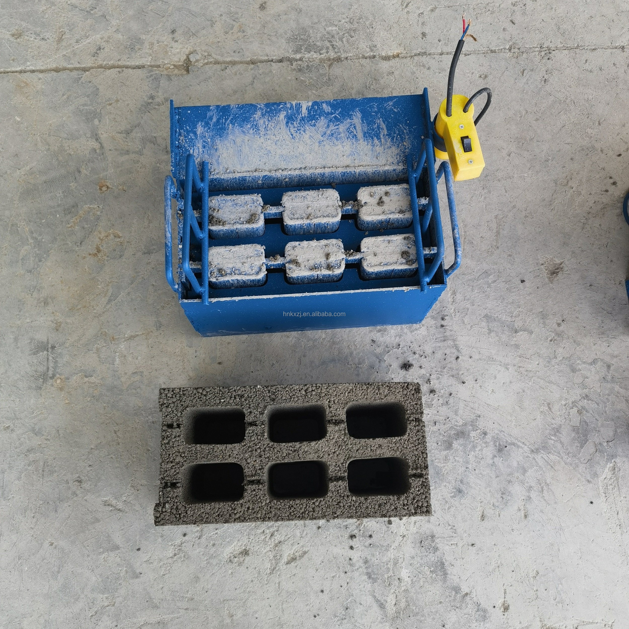 Hot selling electric free handmade brick making machine in Tanzania, a labor-saving cement block forming machine