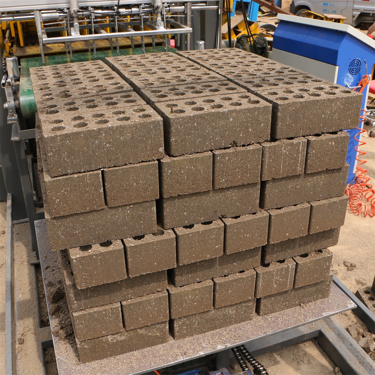 Automatic hydraulic press clay soil interlocking hollow paver brick making machine