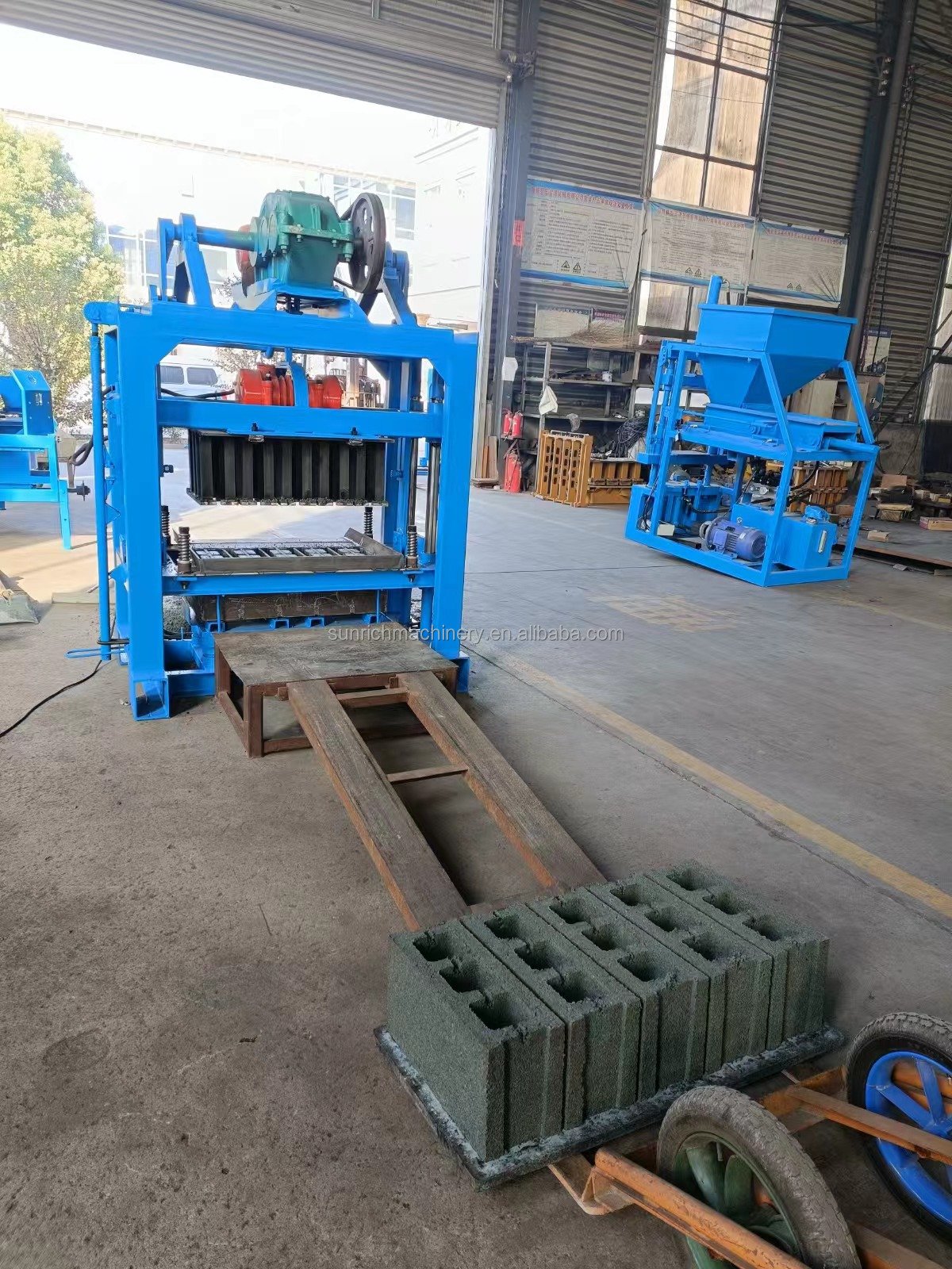 Small scale QTJ4-40 Concrete Hollow Brick Block Making Machinery for sale