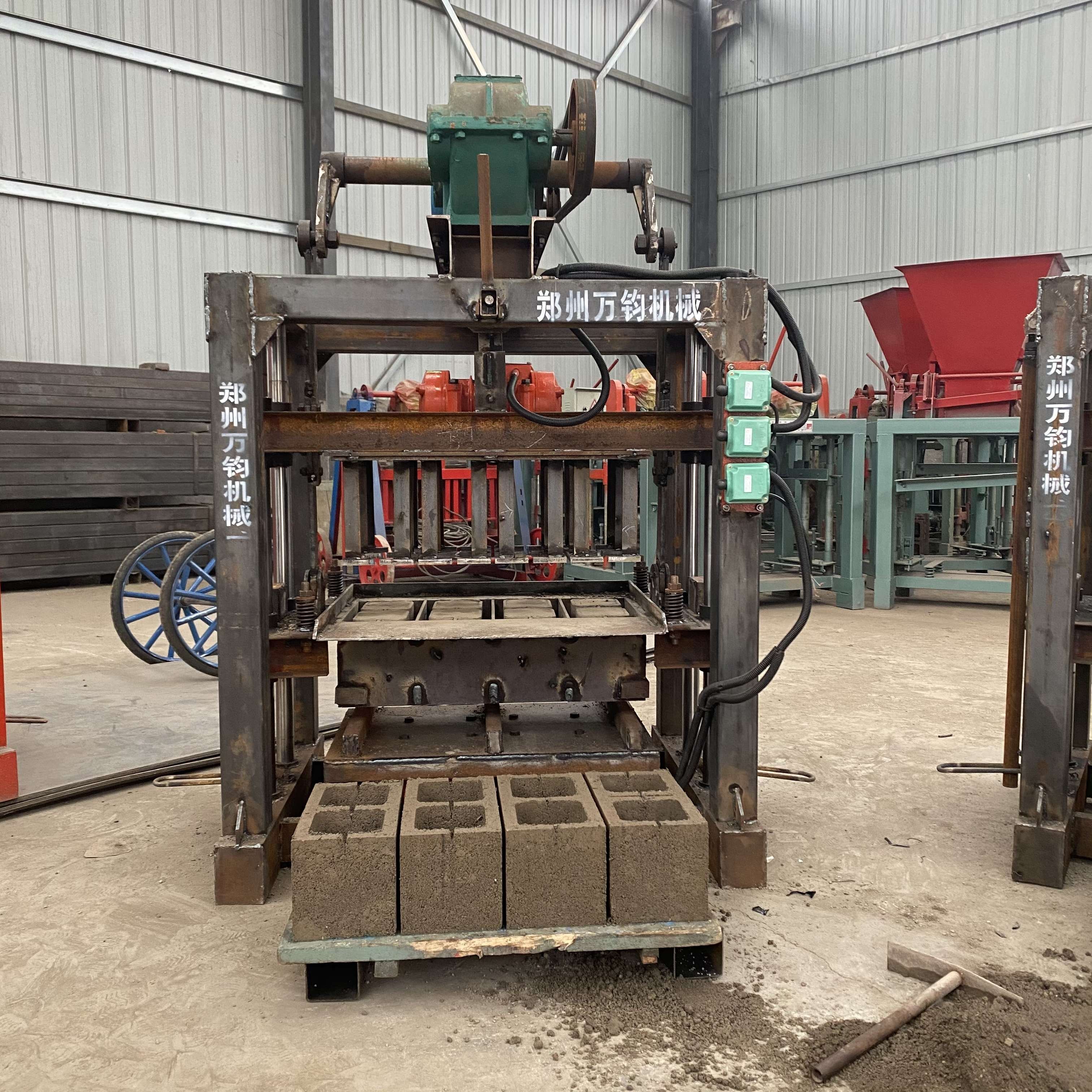 Business Idea for Small Investment 2024 Hot Selling QT4-40 Manual Operation Brick Making Machine