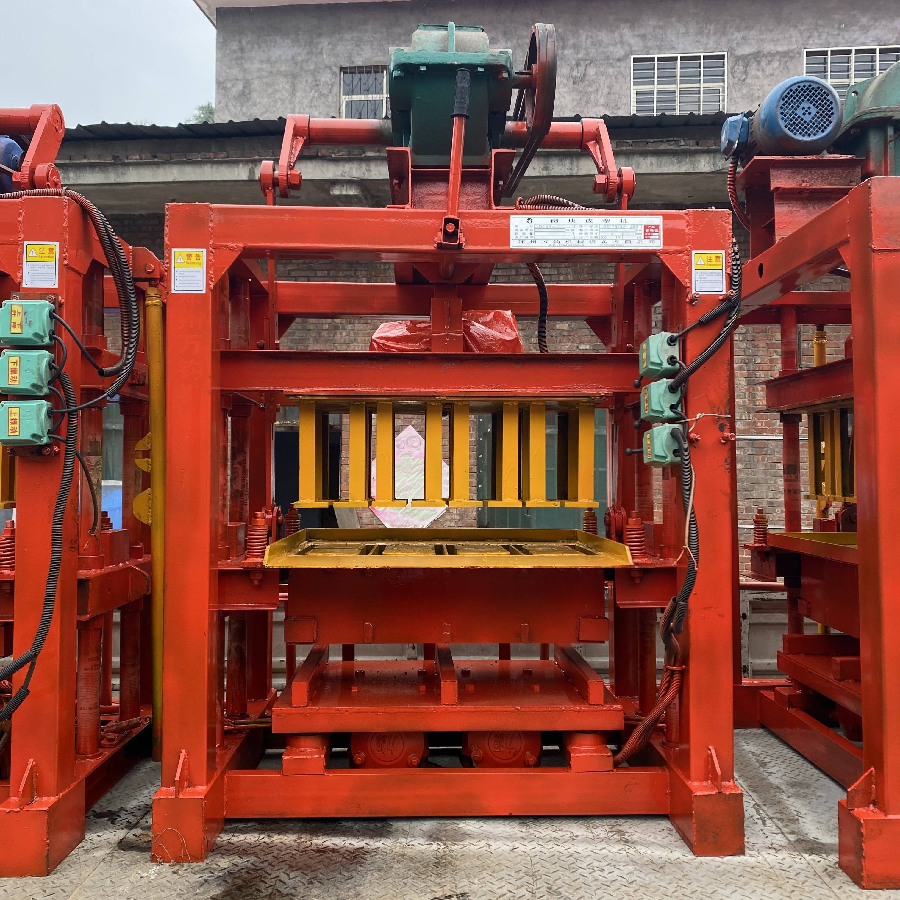 Business Idea for Small Investment 2024 Hot Selling QT4-40 Manual Operation Brick Making Machine