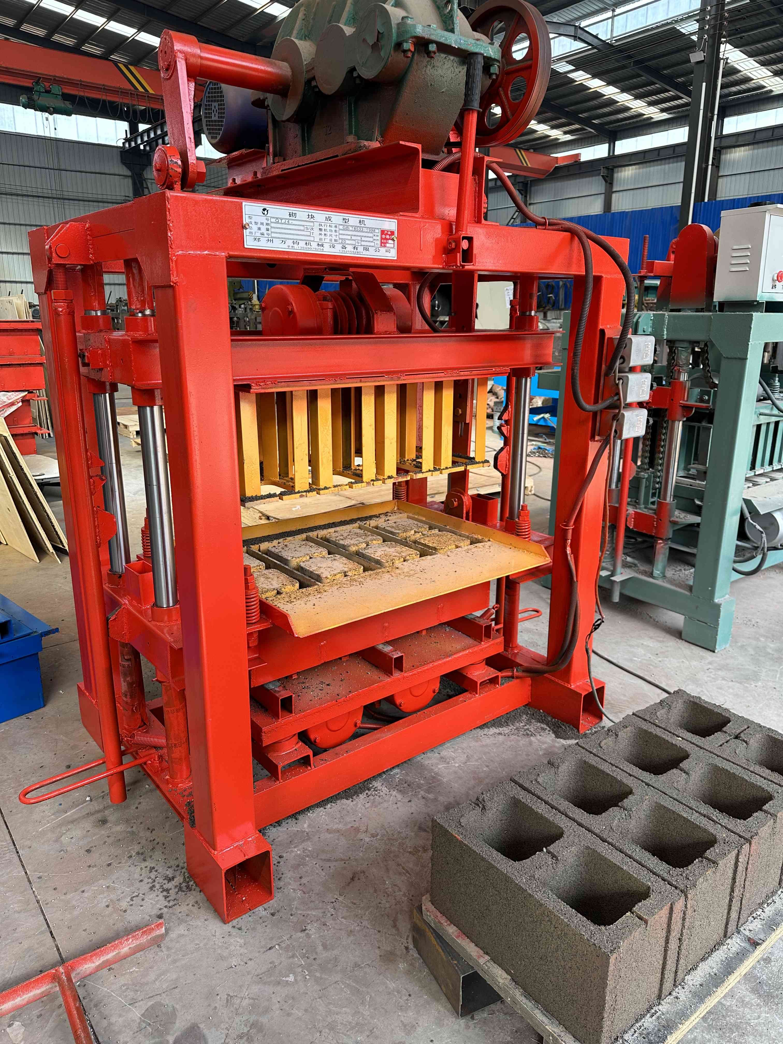 Business Idea for Small Investment 2024 Hot Selling QT4-40 Manual Operation Brick Making Machine