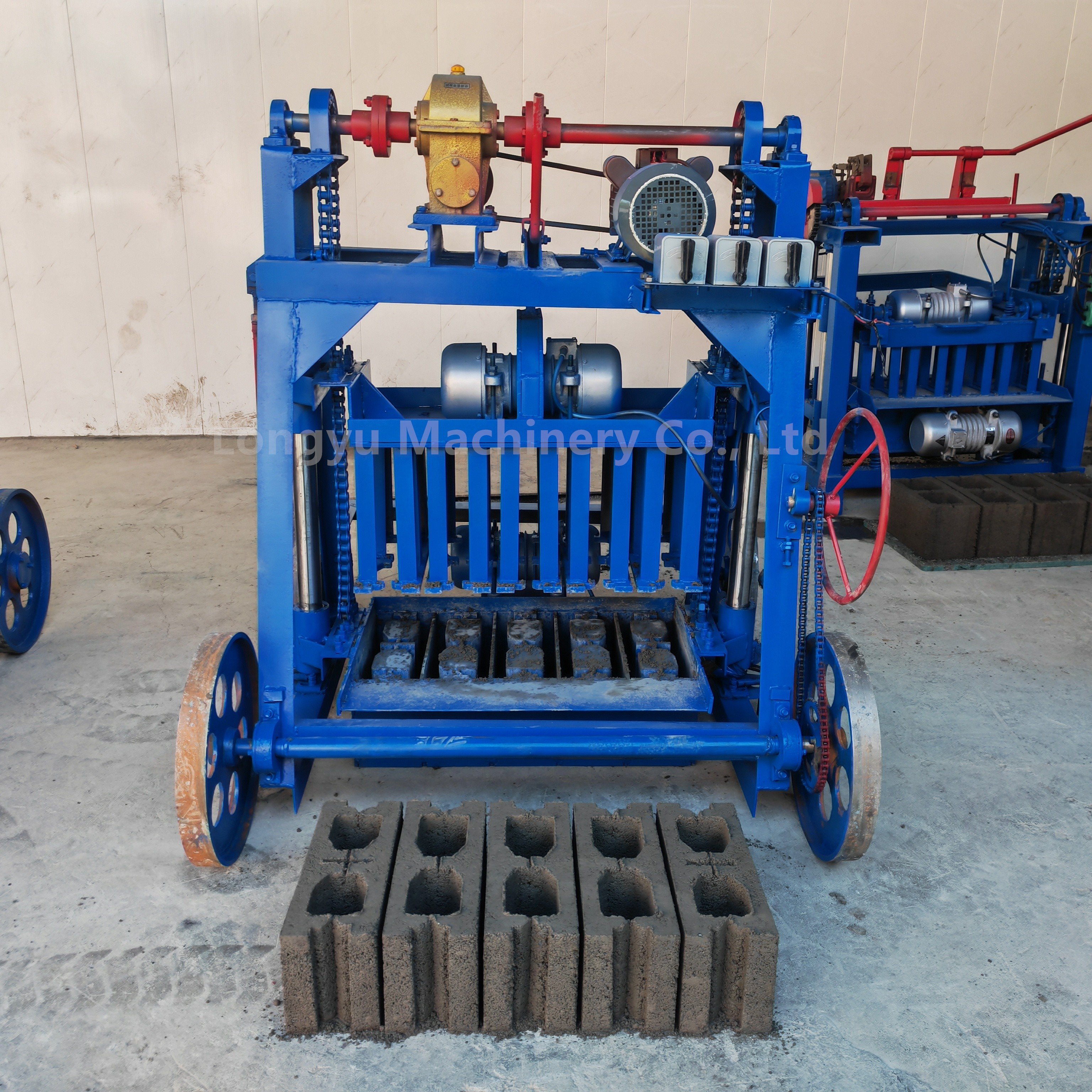 Large wheel mobile brick making machine egg laying block making machine price