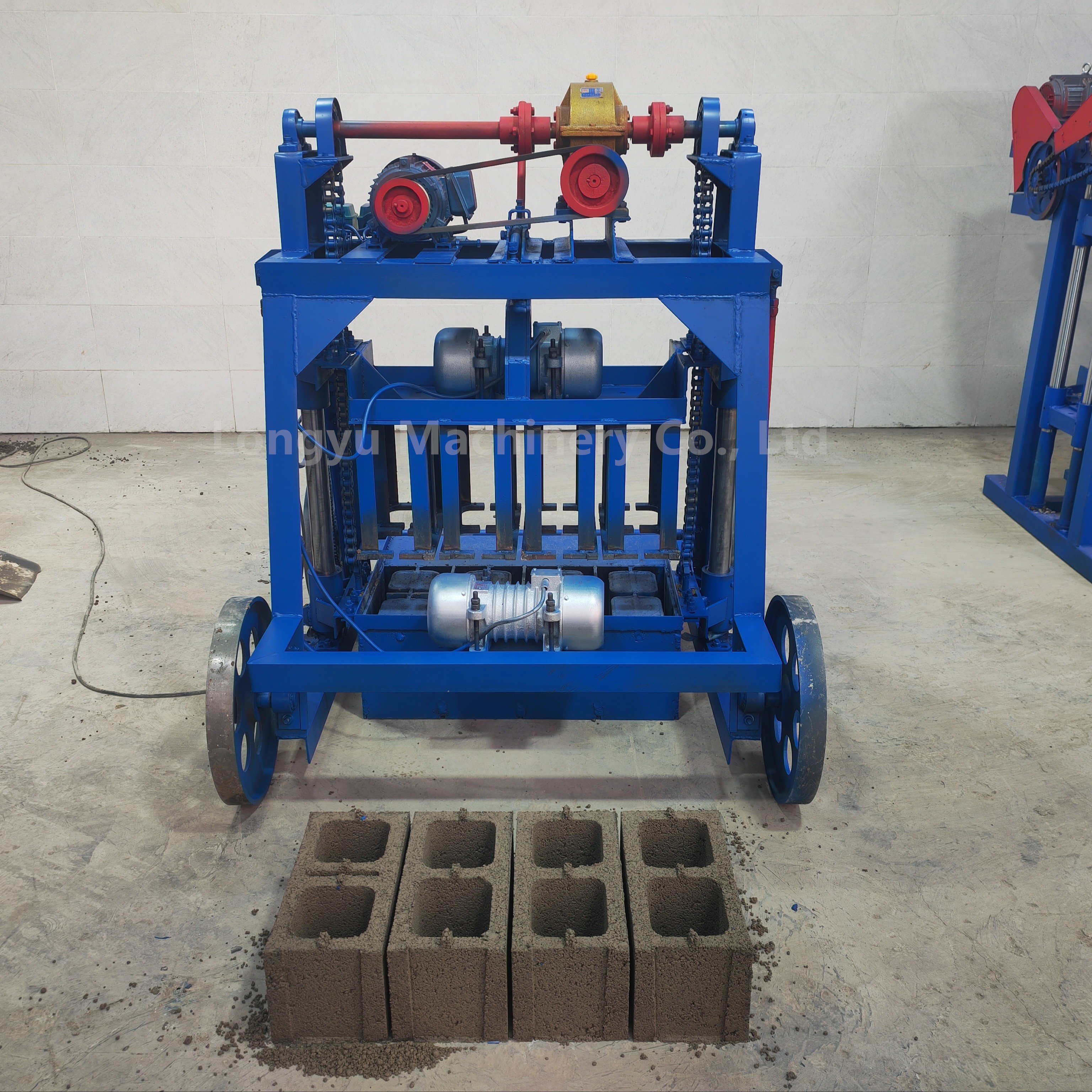 Large wheel mobile brick making machine egg laying block making machine price