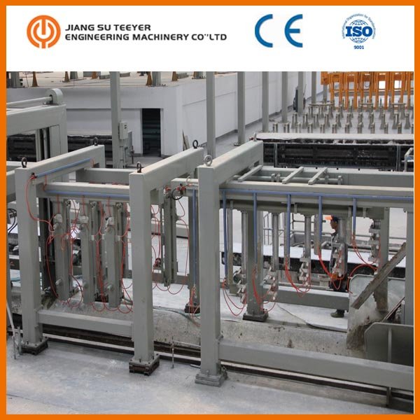 Fully automatic concrete block making machine