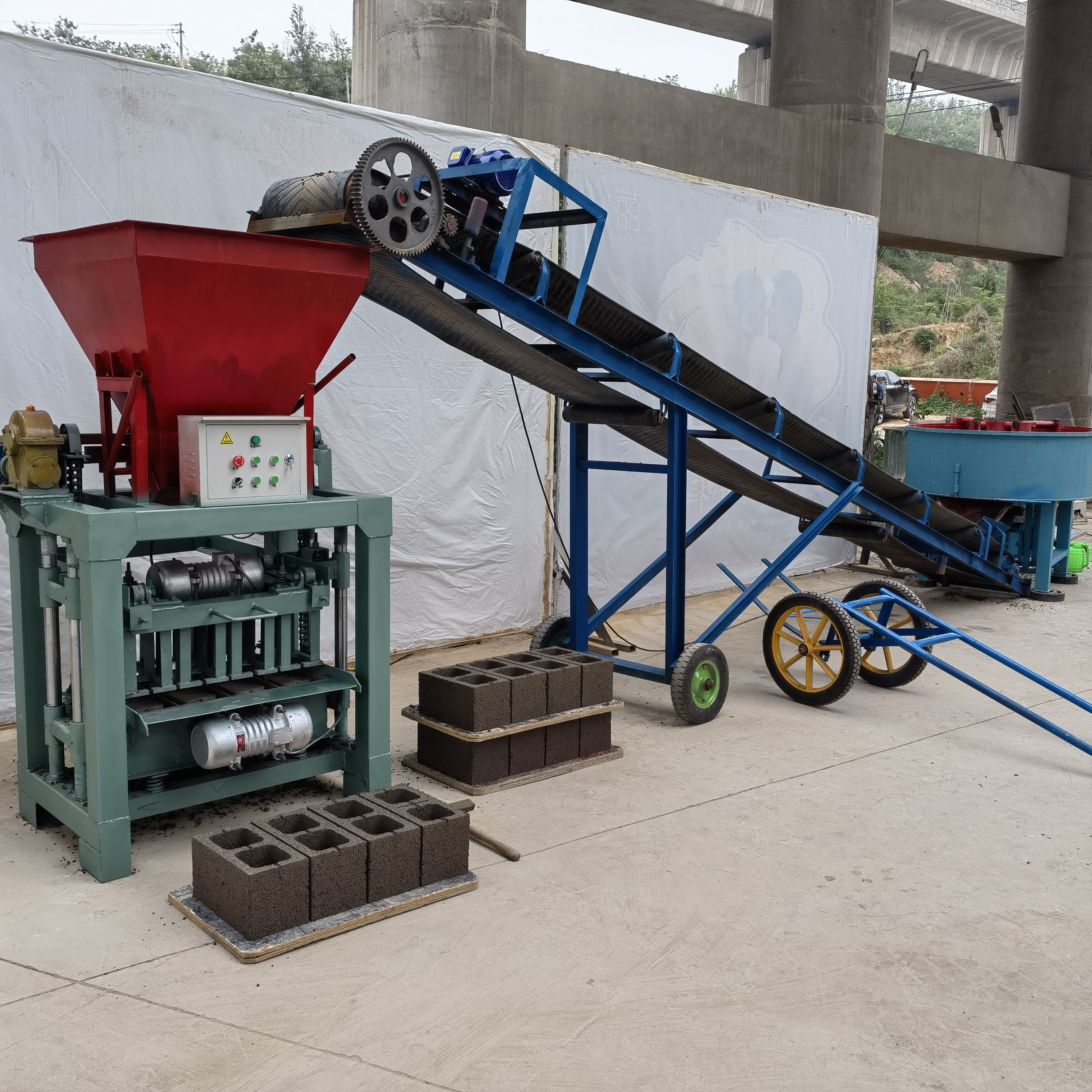 Produces 400-200-200mm LWH hollow bricks.4-35B block making machine with hopper fully automatic production line