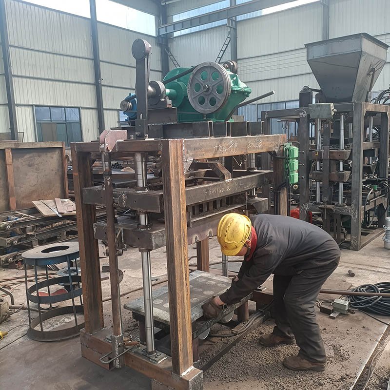 Mobile Semi-automatic Block Making Machine Egg Laying High Strength Qt4-40 Brick Making Machine