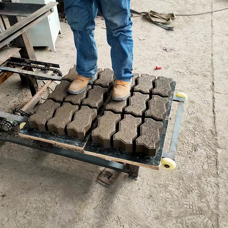 Mobile Semi-automatic Block Making Machine Egg Laying High Strength Qt4-40 Brick Making Machine