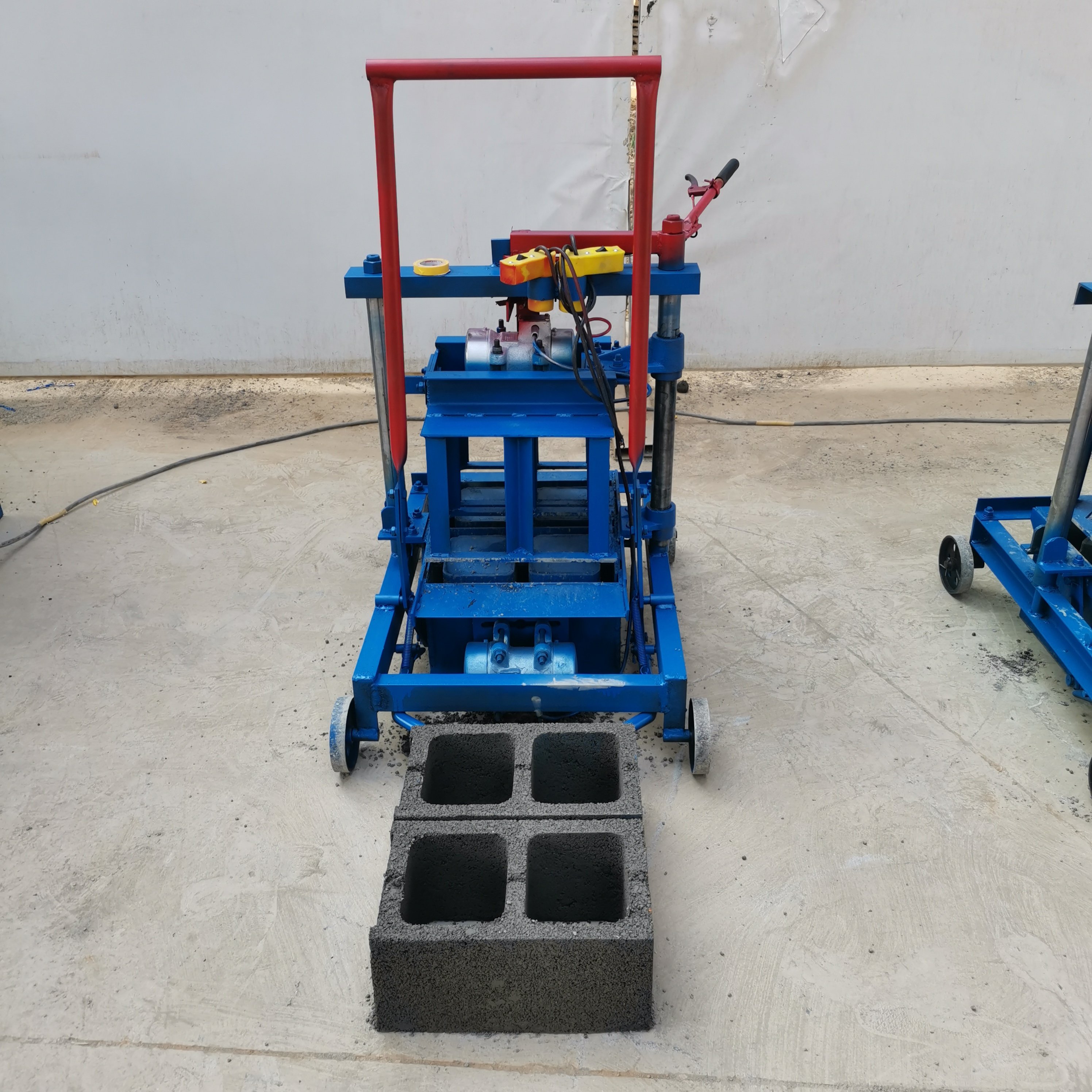 Best Selling Nigeria KM2-45 Widened Small Mobile Hollow Block Egg Laying Block Brick Machine Producing 8 inch Hollow Brick