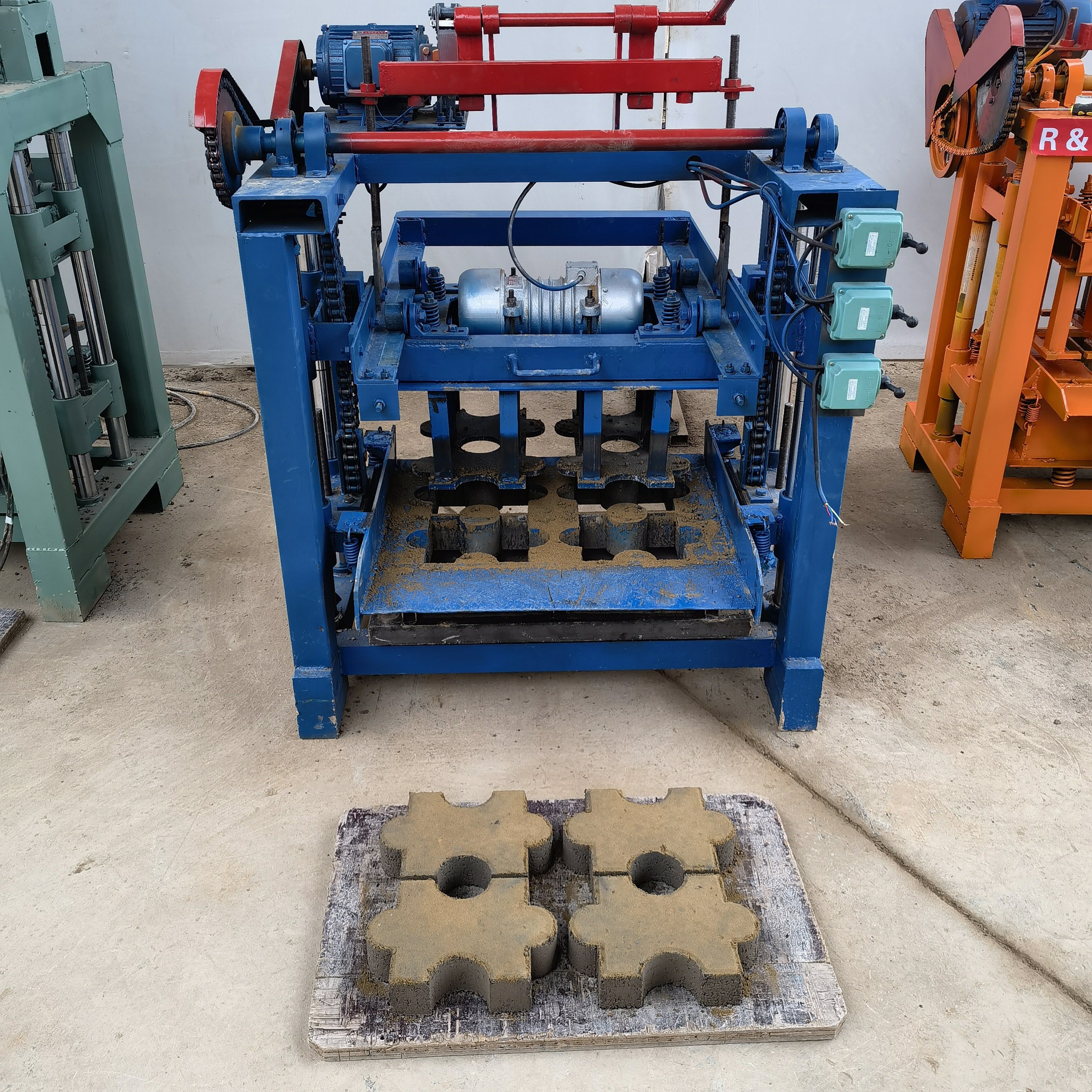 Clay Roof Tile KM4-35 Semi-automatic Concrete Block Molding Machine Producing Sewer Hollow Cement Cover Plate 600 1-2 Persons