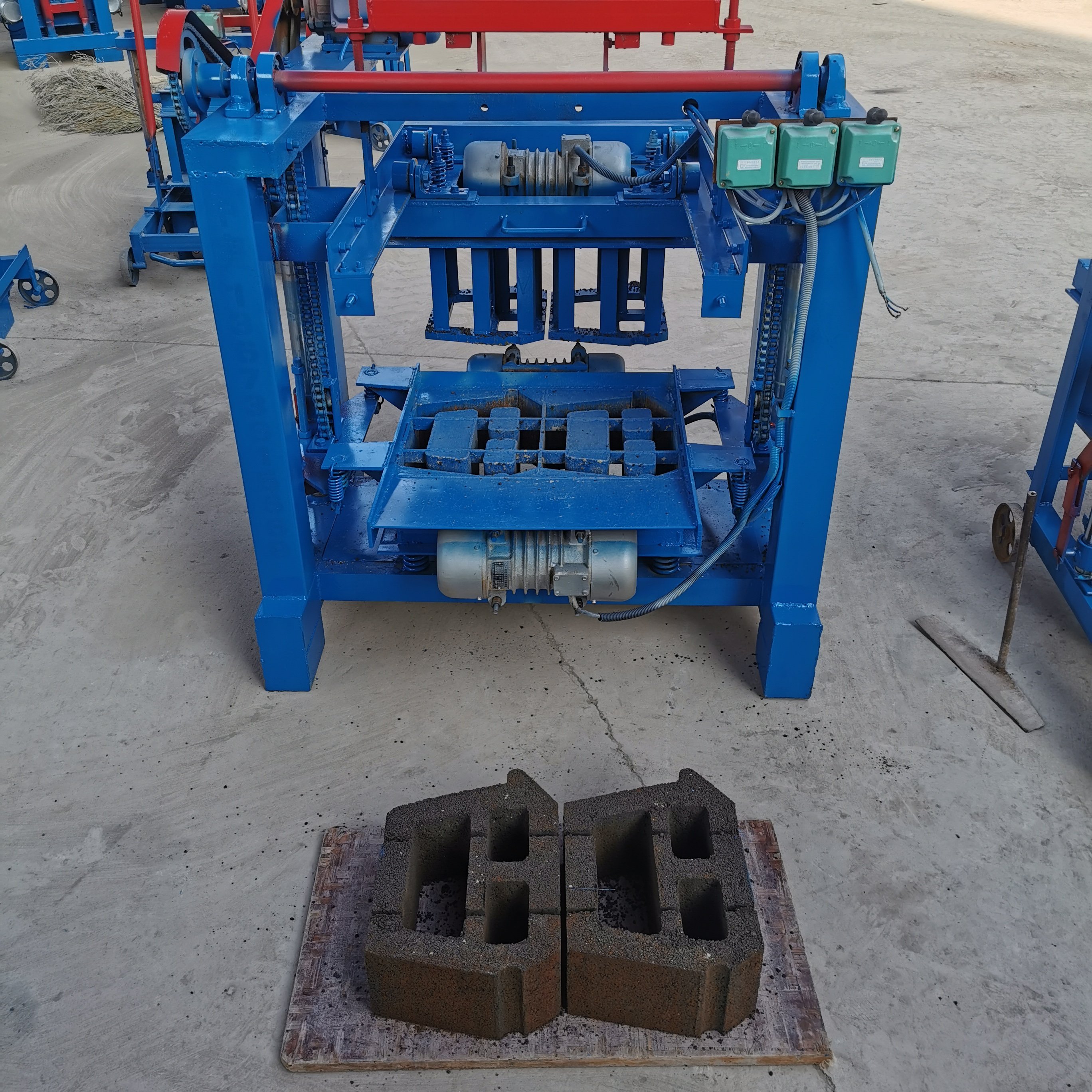 Clay Roof Tile KM4-35 Semi-automatic Concrete Block Molding Machine Producing Sewer Hollow Cement Cover Plate 600 1-2 Persons